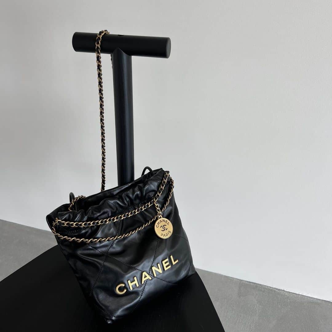 小竹麻美のインスタグラム：「@chanelofficial 🖤  いつ開封しようかドキドキして寝かせてたけど とっても良い記念の日に🖤」