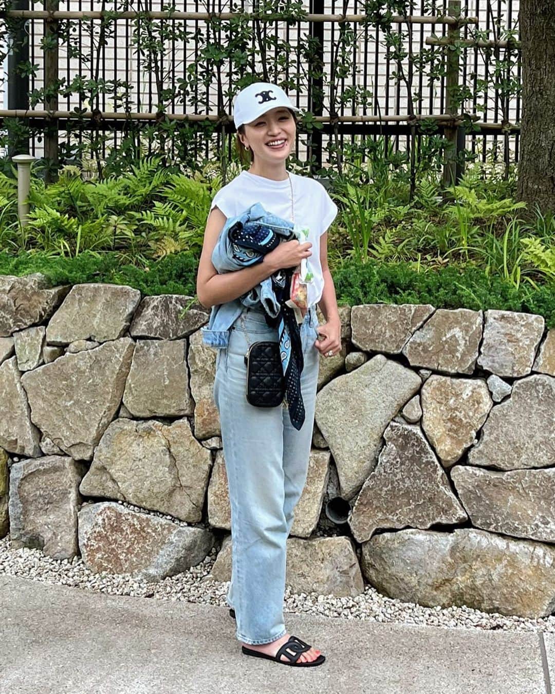 廣瀬規子のインスタグラム：「友人たちとの公園帰り。お嬢キャメラマンが撮ってくれた写真📷  最近では、立ち位置のご指示がはいります🤭😆  #子供が撮った写真 #ママ #公園ファッション #お嬢キャメラマン」