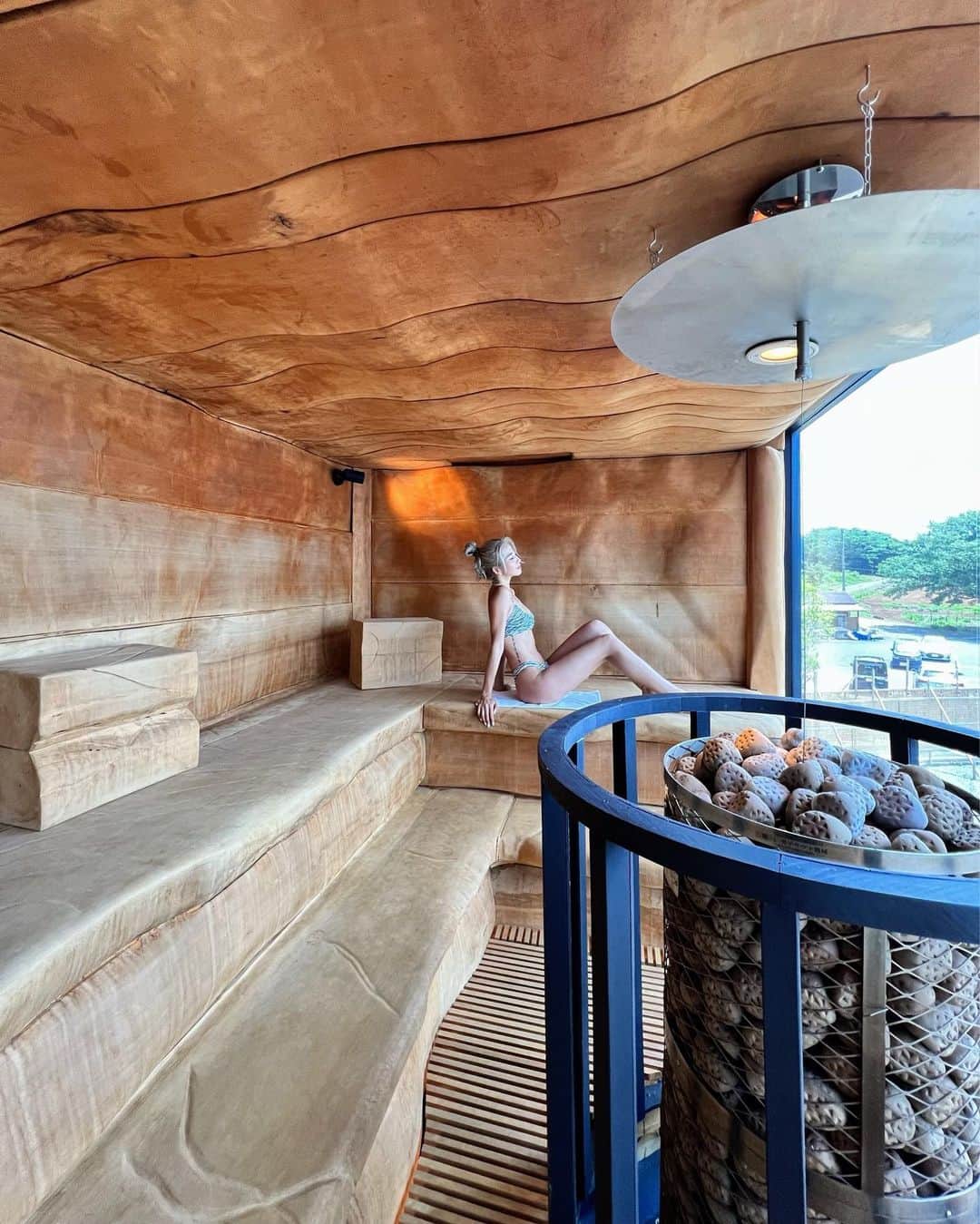 草野春香さんのインスタグラム写真 - (草野春香Instagram)「.  📍 太良嶽温泉 蟹御殿　 　　@kanigoten2   佐賀と長崎の県境、太良町にあるリゾート旅館 『蟹御殿』が新客室と共にリニューアル♨️🌿  別棟にある『有明海の湯』には 大浴場に2種のサウナ 立ったまま入れるこだわりの水風呂も🧖🏾‍♀️🚿🫧 細部までこだわったフルオーシャンビュー💙  １階と２階は男女入れ替え制で 日帰り入浴は予約制3,300円で入れるよ♨️ 日帰りのみの利用で リフレッシュするのもおすすめ🌿✨  🎊ペア宿泊券が当たる🎊 フォトコンテスト開催📸✨  まだ大きく告知されていないけど 蟹御殿では夏にフォトコンテストを 開催予定みたい👏🏾❤️‍🔥 詳細は近日蟹御殿公式アカウント @kanigoten2 で公開予定🕊 その他、お部屋情報なども公開中💫✨ フォローして、投稿して、 お得に泊まれるチャンスだよ❣️👀 是非みんなフォローしてね🫶🏾  #蟹御殿 #太良町 #太良 #有明海 #佐賀旅館 #佐賀ホテル  #太良嶽温泉 #竹崎蟹 #佐賀 #温泉旅行 #九州旅行 #サウナ #サウナ女子 #サウナ好き #佐賀サウナ #九州サウナ」6月10日 15時48分 - _haruka030_