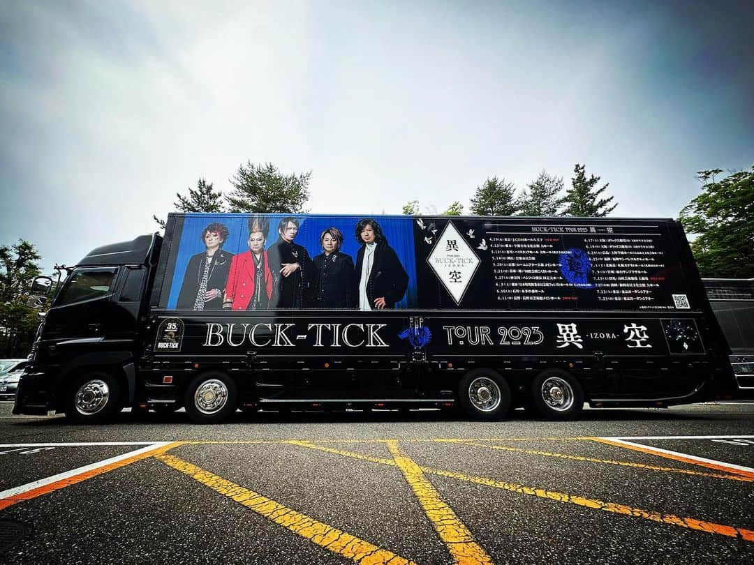 BUCK-TICKのインスタグラム：「. ◤ ◢◤◢◤◢◤◢◤◢◤◢◤◢◤◢◤◢ BUCK-TICK TOUR 2023 異空-IZORA- 本日(6/10)、金沢公演開催‼️ ◤ ◢◤◢◤◢◤◢◤◢◤◢◤◢◤◢◤◢  本日(6/10) 石川：本多の森ホール OPEN17:00　START18:00  🎫当日券情報 会場窓口にて17:00～全席指定11,000円(税込)にて販売予定です。 ※紙チケットでの現金精算のみとなります。 ※購入時にお客様情報(氏名/電話番号/メールアドレス)のご記入をお願いいたします。  ご来場の皆様は、 ＜ツアー特設サイト＞の注意事項等を、 今一度ご確認くださいますよう、お願いいたします。 https://buck-tick.com/feature/specialsite_2023tour  会場でお待ちしております!  #BUCKTICK #BUCKTICK35th #TOUR2023異空 #6月10日 #本多の森ホール #櫻井敦司 #今井寿 #星野英彦 #樋口豊 #ヤガミトール」