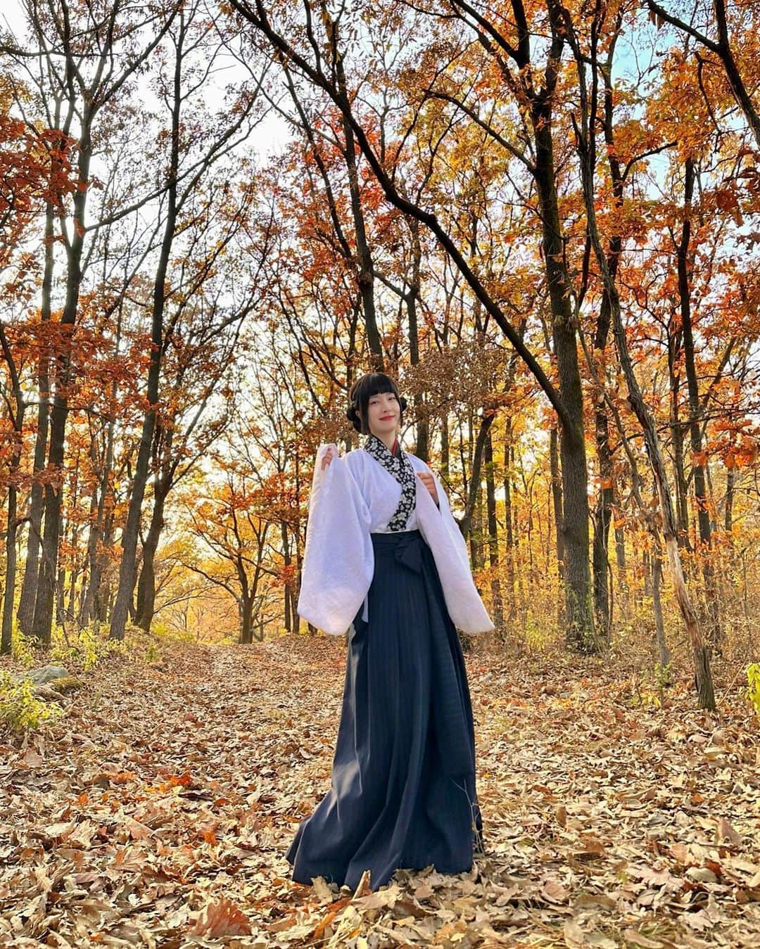 キングコングエンターテインメントさんのインスタグラム写真 - (キングコングエンターテインメントInstagram)「갑자기 분위기 가을🍁 그림 같은 풍경 속 배우 김승화 씨는 오늘(10일, 토) 밤 9시 20분 <구미호뎐1938>에서 여러분을 찾아갑니다🫶 - #김승화 #KimSeungHwa #tvN #토일드라마 #구미호뎐1938 #taleoftheninetailed1938 #유키 #본방사수 #🧡」6月10日 16時03分 - kkbyss