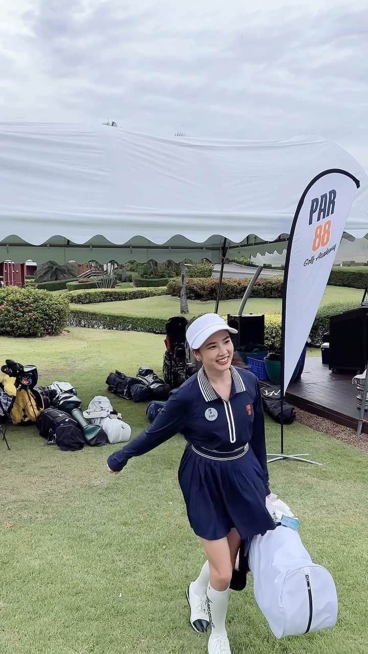 フォン＝サナンタチャット タナパットピサーンのインスタグラム：「วีคนี้เรียน Short game กับ โปรโจ๊ก ชัพชัย นิราช ค่า โปรสอนเทคนิคลูกสั้นแล้วก็โชว์สกิลการตี แถมฝนแอบถามเทคนิคแล้วก็ส่องถุงกอล์ฟของโปรด้วย 😂  ถึงเวลาเรียน มีโปรยู คอยสอนประกบ ดีมากๆเลยค่า ตอนนี้คือมั่นใจกับลูกสั้นขึ้นเยอะมาก 🥰 #par88golfacademy」