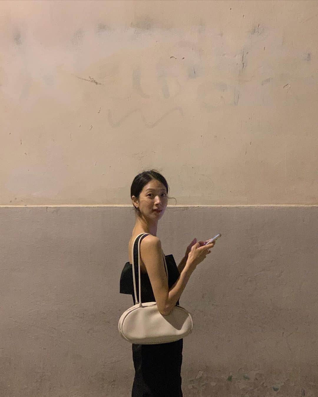 のインスタグラム：「✨ 한국으로 돌아오고 나서 5일 동안이나 우리는 꿈 속에서 이탈리아를 걸었다  바쁘게 다니고 밤마다 기절하던 일상이라 하루 하루 여운을 느낄 새가 없어서였는지 돌아와서 매일밤 꿈 속에서 그 여운을 느꼈다. 둘 다 같이 꾸는 것도 너무 신기해☁️  한국 오자마자 둘 다 코로나에 걸려 침대에서 12시간 이상을 보낸지 일주일..🥲  정말 다사다난했던 2023년도 이제 반절이 지났네🌿 결혼식, 신혼여행의 피곤도 풀리지 않은 채 두번째 코로나를 겪은 우리의 일상은 제자리를 찾기까지 시간이 조금 걸리겠지만  매번 그랬듯이 또 평온하게 이런날이 오는구나 하며 잔잔한 일상을 되찾을거라 믿는다 (사실 내가 제일 불안하고 초조하고 기운 없어서 자기 최면중..😌)  천천히 기력 회복하면서 밀린 영상들도 열심히 만들어보겠습니다🥹🫶🏻 #blossomh_italy」