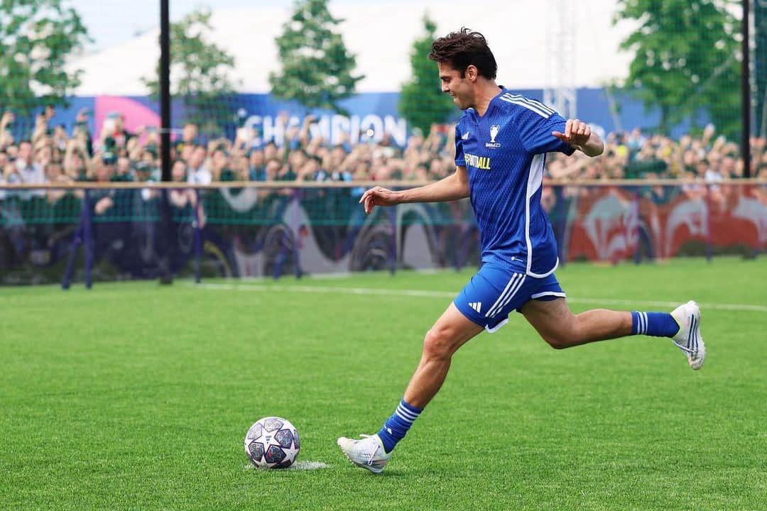 カカさんのインスタグラム写真 - (カカInstagram)「Football lover ⚽️❤️」6月10日 15時57分 - kaka