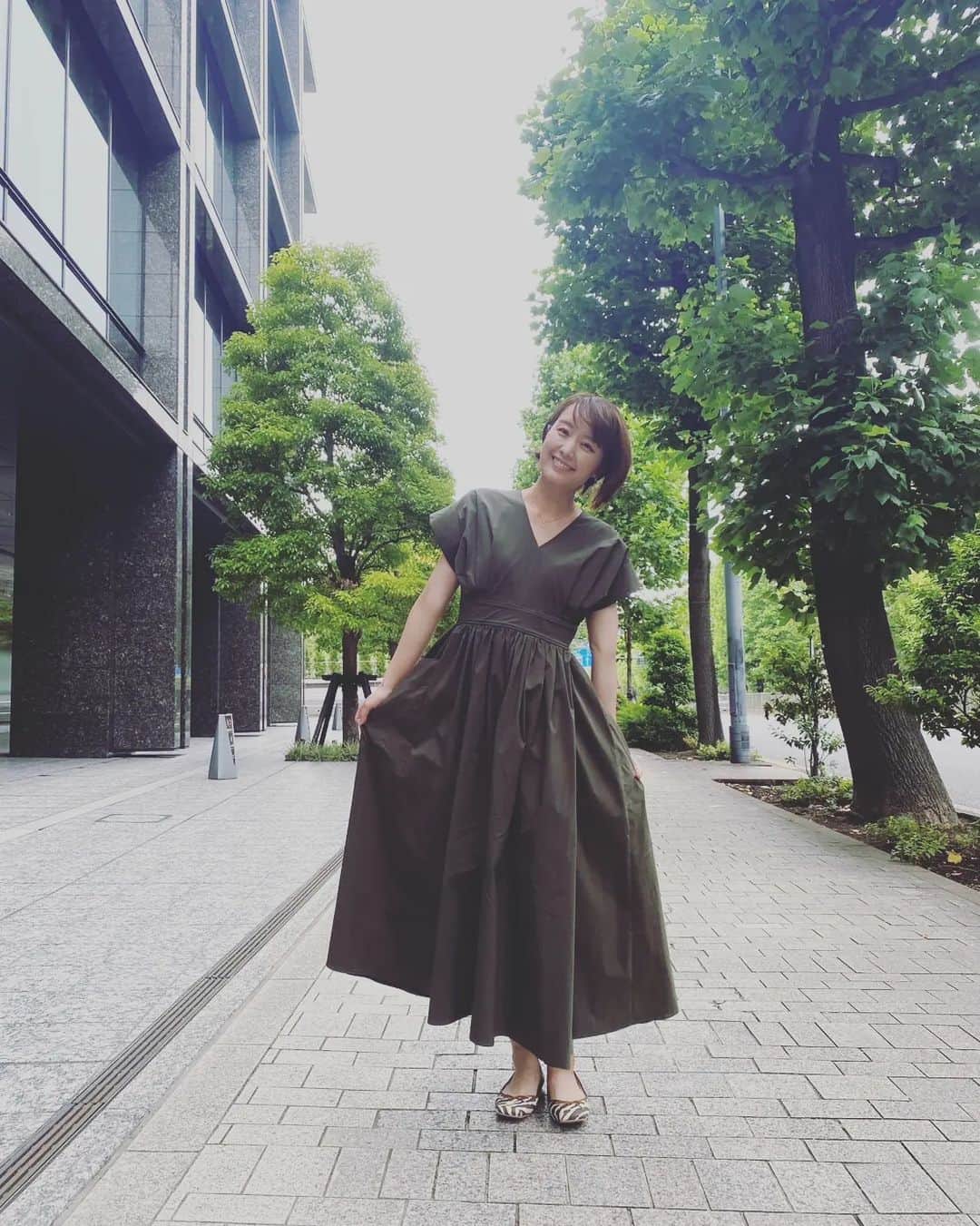 のインスタグラム：「今日のキキタイの衣装は  カーキ＆ゴールド✨  素敵な組み合わせです  テーマは 社会が創り出す 犯罪と無敵の人  難しい問題です💦  淳さん 村重杏奈ちゃんと共に 専門家の先生方から 色々学ばせて頂きます！  たくさんの お誕生日コメント ありがとうございました！！  ４歳Boyは 今日も朝から 元気いっぱいです💦  #仕事 #キキタイ #田村淳の訊きたい放題 #田村淳　さん #村重杏奈　ちゃん」