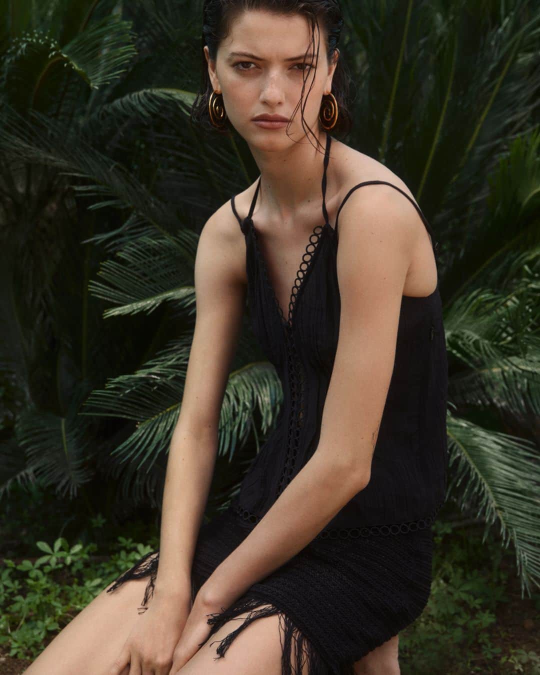 MANGOのインスタグラム：「Head this way for striking summer looks 👉🏼 ⁣ Discover the new collection at mango.com. ⁣ Top: 57010276 ⁣ Skirt: 47038631 ⁣ #MangoWoman」