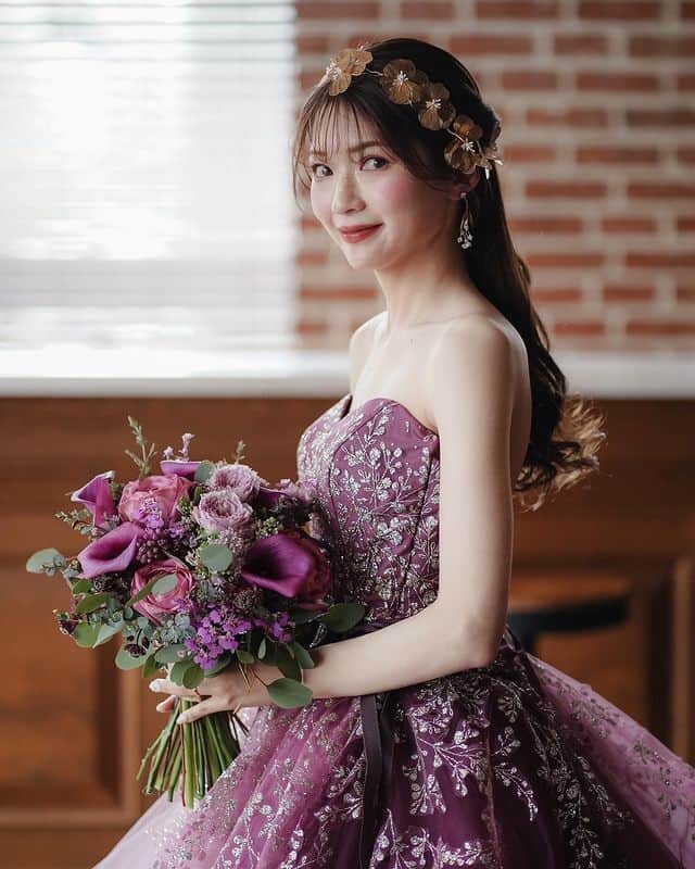 プレ花嫁の結婚式準備サイト farny 【ファーニー】のインスタグラム：「@farny_weddingをフォローして #プラコレ #美花嫁図鑑 を付けて投稿してください⡱ . ‥‥‥‥‥‥‥‥‥‥‥‥‥‥ Today's wedding photo from... @ichill522 さん⚐* . ドレスとブーケのお揃いカラーがおしゃれすぎる🍇💜 お揃いカラーにすることで統一感のある美しいコーディネートになりますよね✨  大ぶりのお花モチーフのヘアアクセサリーが シンプルなダウンスタイルを華やかに🪞✨ . ‥‥‥‥‥‥‥‥‥‥‥‥‥‥ . \\花嫁ライター募集中// @farny_wedding のDMに ”farny花嫁ライター希望”とお送りください✈︎✉︎ . \\花嫁アプリ // プロのアドバイザーに結婚式の相談を何度でも ウェディングドレスの記事や、 自分のウェディングレポを残せちゃう♡” . >>>TOPのURLからcheck ⋈ @placole_dressy >>>結婚のご相談は プラコレウェディングアドバイザーへ♡ @wedding_adviser >>>ウェディングレポを残したいなら、 farny by プラコレをcheck ✎ @farny_wedding >>>ウェディングアイデア＆DIYは ドレシーアイデアcheck ❁ @dressy_idea >>>素敵なドレスに出会いたい花嫁さま♡ @dressyonline_をcheck >>>お洒落で可愛いパパママ婚やフォトは @dressy.baby をcheck ∴ >>>鎌倉にOPEN”お花とドレスと紅茶のカフェ” @dressyroom_teaをcheck𓌉𓇋 . ‥‥‥‥‥‥‥‥‥‥‥‥‥‥  #プレ花嫁 #卒花嫁 #結婚準備 #結婚式 #結婚式場 #当日レポ #撮影指示書 #weddingtbt #weddingdress #ウェディングドレス #ウェディングフォト #ブライダルフェア #farnyレポ #美花嫁図鑑 #mydress #大人可愛い #ブライダルヘア #パープルドレス　#花嫁コーディネート」
