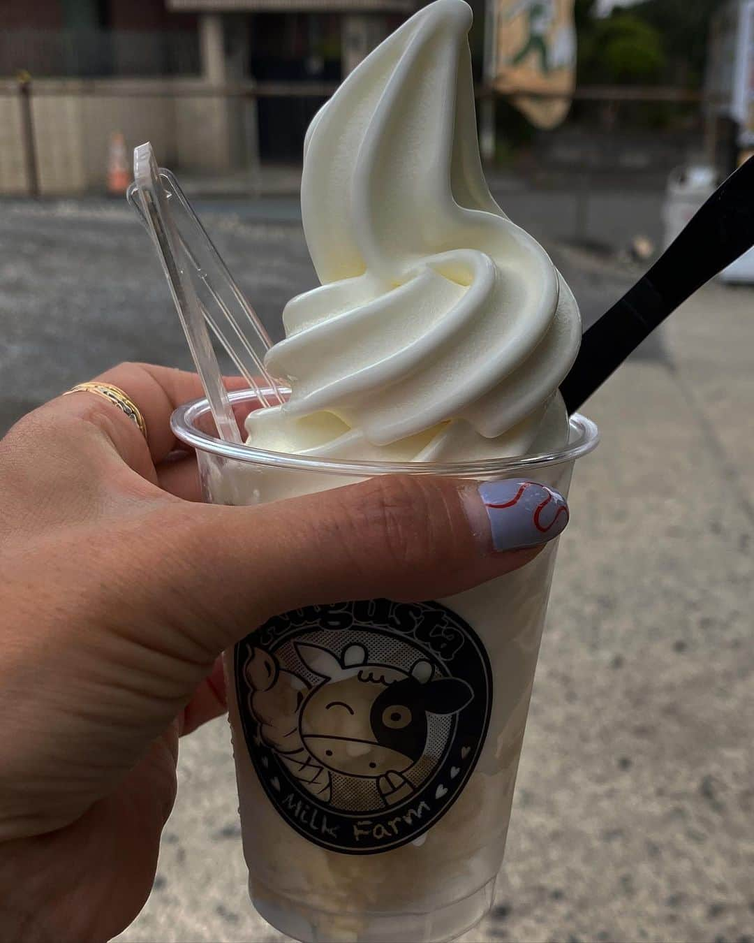 堀舞紀さんのインスタグラム写真 - (堀舞紀Instagram)「🐄🍦🐄  @yokohamamilk369   ☁️  It was cloudy so we went to the farm, fed the cows hay and ate soft serve ice cream.  Children rejoice!!!🍦  #augustamilkfarm  #オーガスタミルクファーム #🍦 #子育て記録 #母親服装 #cannyO  #et_O #🐄  なんかベレー帽気分でした。 今期の新作 @maaiqheart のtops、 気に入ってるのにピザパン🍕のタレを et.につけられてヘコ〜」6月10日 16時11分 - mainohori