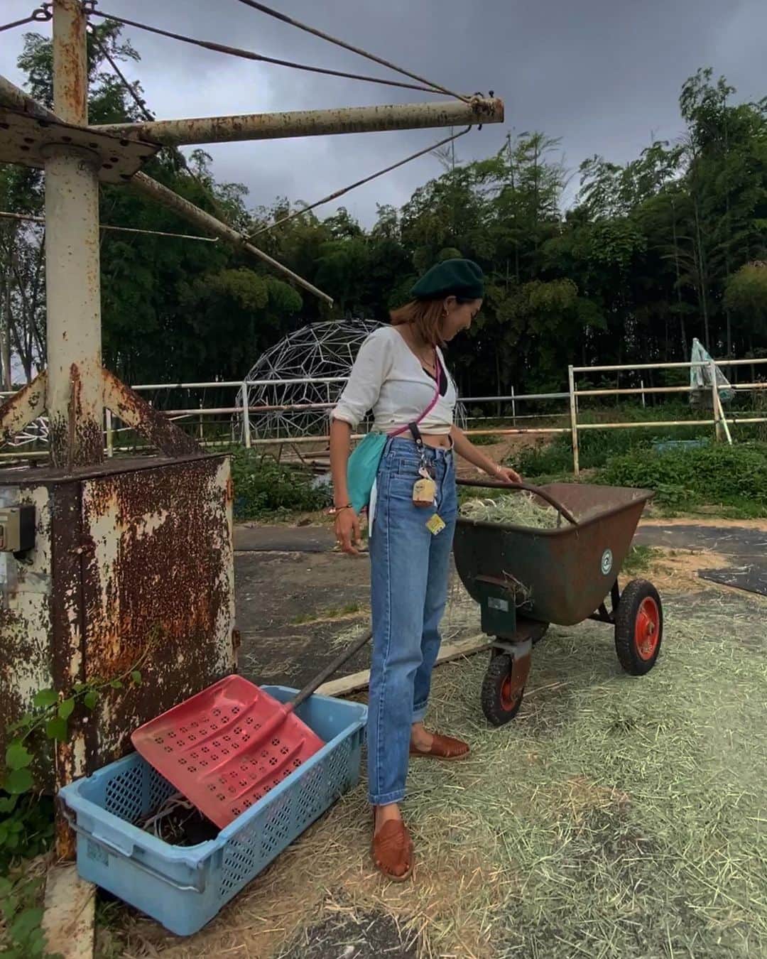 堀舞紀のインスタグラム：「🐄🍦🐄  @yokohamamilk369   ☁️  It was cloudy so we went to the farm, fed the cows hay and ate soft serve ice cream.  Children rejoice!!!🍦  #augustamilkfarm  #オーガスタミルクファーム #🍦 #子育て記録 #母親服装 #cannyO  #et_O #🐄  なんかベレー帽気分でした。 今期の新作 @maaiqheart のtops、 気に入ってるのにピザパン🍕のタレを et.につけられてヘコ〜」