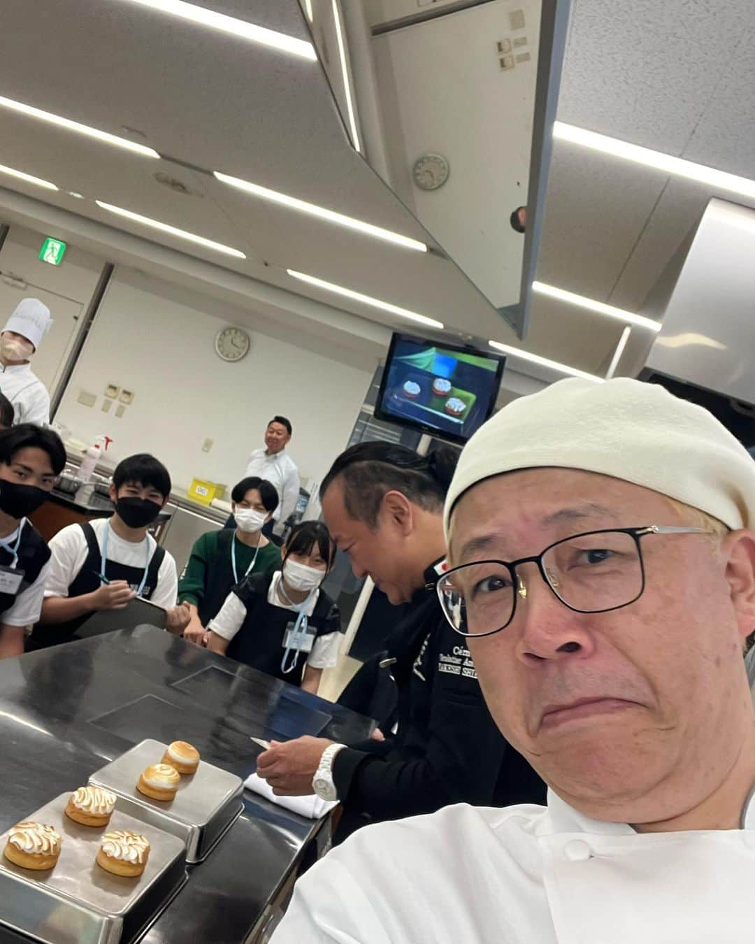 辻口博啓さんのインスタグラム写真 - (辻口博啓Instagram)「本日スーパースイーツ製菓専門学校のオープンキャンパス無事終了致しました 柴田シェフの特別授業も沢山の受講生達もいろんな意味で勉強になったんじやないかな、柴田シェフとは同じ時期に名古屋にお店をオープンしてから、あまりにもお店が近くなもんだから、普通ならば嫌な気持ちにもなり、交流は無くなる場合も想定しましたが、柴田シェフと会い酒を飲み交わし結果お互い名古屋を盛り上げようという目標を持つ事ができ今まで共に成長して来た事が今更ながら振り返ると嬉しいですね！ お互いの個性を全面に出してパティシエとしてブレる事なく仕事をして、こうして未来に向けて菓子屋としてのフィールドを楽しむ事こそ私達の小さな頃からの菓子屋、料理人を目指した者同志の良い時間でした これからのパティシエ、パティシェールを目指す子供達を如何に幸せな人生を築けるかを真剣に考えて私達はその術を次の世代へ繋いでいくために今を生きなければならないと思います 柴田シェフ忙しい中オープンキャンパスと特別授業に来て頂きありがとうございました😊 次もよろしくお願いします‼️ #シェシバタ#スーパースイーツ製菓専門学校 #ルミュゼドゥアッシュ」6月10日 16時03分 - htsujiguchi