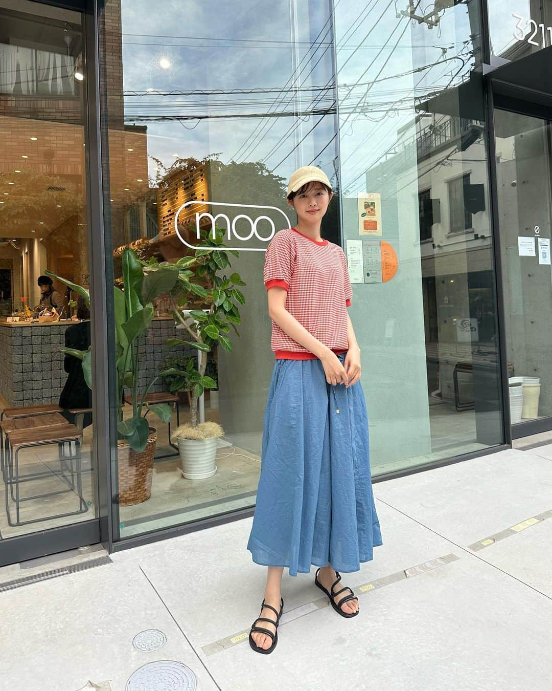 熊江琉唯さんのインスタグラム写真 - (熊江琉唯Instagram)「カフェ行った時の私服🥕りら氏が撮ってくれた🤭  @ikka_official さんの撮影でこのニットとパンツ着させてもらってから、自分でも気に入って私服でよく着てます🤭  楽だし赤とブルーのレトロな色の組み合わせがかわちい🫶♡  デニムと相性良いからたくさん活躍しそう♩ パンツの方はスカート見えして可愛いのに楽すぎてもうここ何日か毎日履いてます😎笑  ぜひホームページでチェックしてみてください〜☺️  #レトロコーデ #カジュアルコーデ #カジュアル #ヴィンテージライク #私服 #夏コーデ #今日のコーデ #コーデ #ファッション #fashion #ikka #model #casual」6月10日 16時05分 - ruikumae