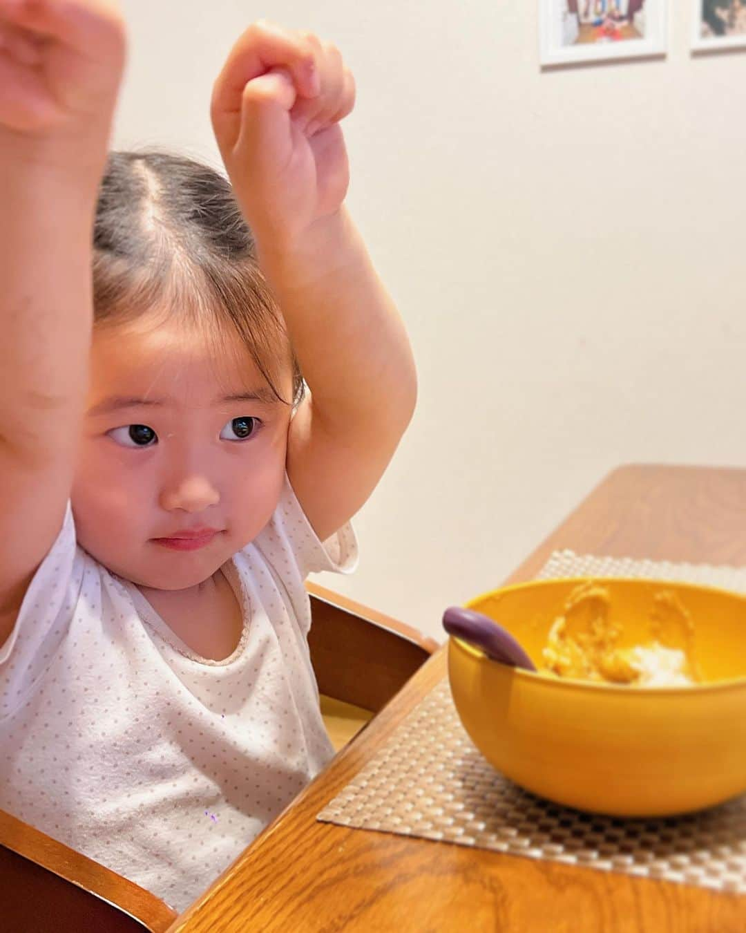 来夏さんのインスタグラム写真 - (来夏Instagram)「#🥔 娘が撮ってくれた写真📸🤣 このまえ園行事で親子芋掘りしてきた🧑🏼‍🌾  私も子どもの頃したと思うけど記憶がないから、 初めての気分で 奥深くに埋まる大量のじゃがいもに驚き😆  そんなわけで毎日じゃがいもメニューですが、 ポテトフライにカレーも何度もおかわりしてくれて 嬉しい☺️美味しい😋  #芋掘り #じゃがいも  #potato #女の子ママ」6月10日 16時07分 - rairairaika