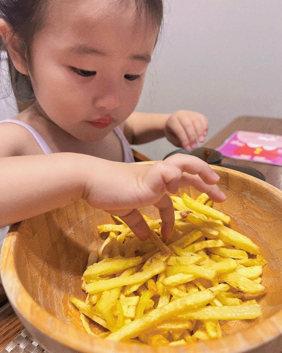 来夏さんのインスタグラム写真 - (来夏Instagram)「#🥔 娘が撮ってくれた写真📸🤣 このまえ園行事で親子芋掘りしてきた🧑🏼‍🌾  私も子どもの頃したと思うけど記憶がないから、 初めての気分で 奥深くに埋まる大量のじゃがいもに驚き😆  そんなわけで毎日じゃがいもメニューですが、 ポテトフライにカレーも何度もおかわりしてくれて 嬉しい☺️美味しい😋  #芋掘り #じゃがいも  #potato #女の子ママ」6月10日 16時07分 - rairairaika