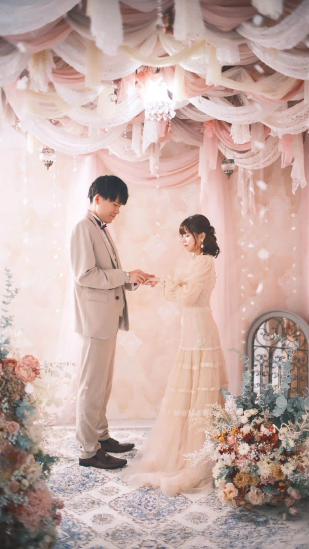 のインスタグラム：「【アトリエ ルルッカ】 . . @atelier_rulucca  . 💄@ebibi.hairmake  . . . . . . #ウェディングフォト  #weddingdress  #スタジオフォト #ウェディングドレス #wedding #weddingphotography #東京駅前撮り  #丸の内前撮り」