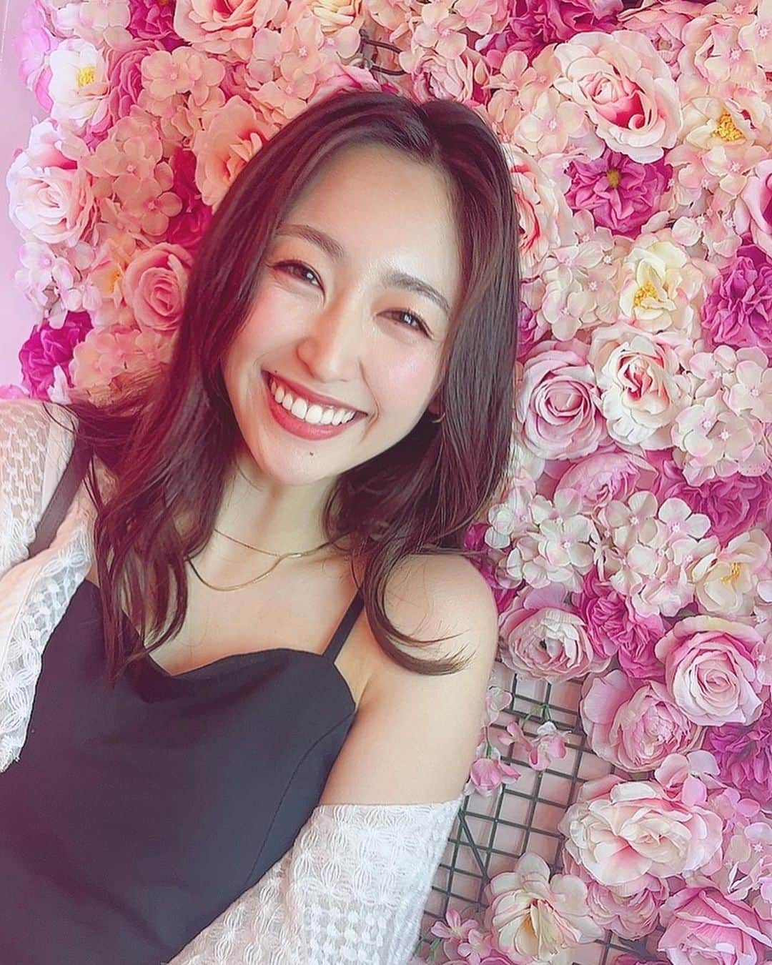 三輪晴香のインスタグラム：「. . 嬉しいことや素敵な出来事があるとお花を買って帰るのが習慣に💐 お花を見ると自然と笑顔になれるよね☺️ そんな女性になれますように🌼  みんなはどんなお花が好き？  #花 #お花のある暮らし #笑顔が一番」