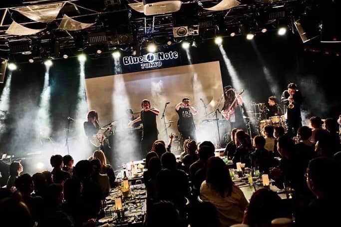 串戸ユリアさんのインスタグラム写真 - (串戸ユリアInstagram)「was legendary moment✨  由緒正しいjazzの殿堂 青山ブルーノートでの SUGIZO×キングギドラのライブ。 HIPHOPのアーティストとして ブルーノートの舞台に立てるなんて素晴らしすぎる。  ライブも生演奏で本当に感動ものだったのに ケーダブさんの粋なはからいで ライブの途中でジャケット脱ぎ捨てたら、 BBBのコラボTを着て下さってた。 普段泣かないわたし 涙腺崩壊寸前。笑  素晴らしい演奏と 演出と優しさと、 本当に素敵な一晩でした。  BIG UP #キングギドラ🙌 Thank you so much 鬼教官 @kw5hine ✨✨✨  #キングギドラ #Kdubshine  #sugizoxjapan  #Bluenote   #BalletByBACKLASH #isamukatayamabacklash  #イサムカタヤマバックラッシュ #BBBbyBalletByBACKLASH」6月10日 16時25分 - yuriavodka