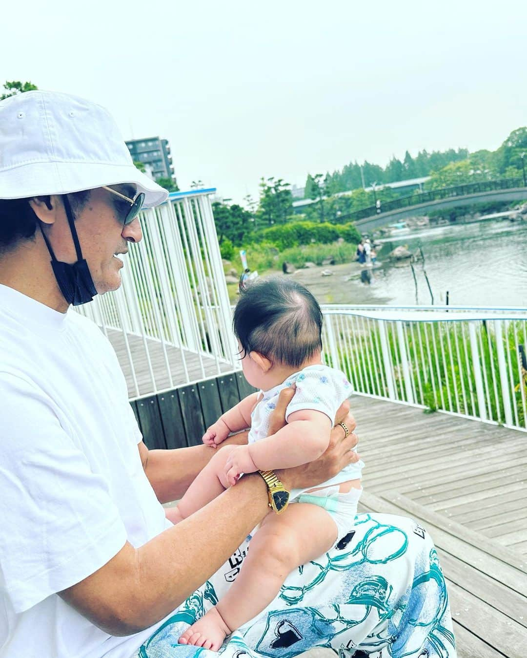 丸山桂里奈さんのインスタグラム写真 - (丸山桂里奈Instagram)「今日は雨上がりだからか、とても公園は涼しくて緑が多い公園の中は風が気持ちかったー 私が小学生から通っていた，品川区民公園👍私は実家から走りながらトレーニングしにいくのがほとんどでトレーニング以外に来たことはなかったから、すごく新鮮でした👋 しんどいとかきついとか辛い気持ちがある場所だったけど、久しぶりにこうして穏やかな時間を過ごすことができてまた思い出が変わりました☺️家族としての思い出ができるなんて夢にも思ってなかったから、よかったです🫣まさかの足裏も様子が違うぞ，おかしくないかと私に話しかけてくるようなパターンでした👣 週末はやはり人は多いですが，なんせ公園が大きいのであんまりゴミゴミしてないし、ゆっくり過ごせました。こんどは水族館に行きたいなと思います🫣🎉㊗️ 娘はメッシュの洋服だったのですが、汗をかいていました。ユニクロのメッシュの洋服がかなり重宝しています👚もうすこし買いに行こうかな？❤️ そして、ベビーカーはずっと本並さんが押したり、泣きそうになると本並さんが抱っこしてあやしたりとやっぱりパパが大好きな様子です👶 ママはやはりおっぱいがあるからか、抱っこしたらすぐぐずります。 また、ぐずるのもかわいいけどね❤️そんなこんなで、家族で時間がとれるときは最近は特に公園に行くことが多いです。 駒沢公園や、代々木公園は自宅からは近いのでまた自宅に戻ったら行きたいなぁと。実家にいるときは実家の近くの公園をコンプリートしたいなと思います👍 娘は帰宅してから大爆睡ですが、疲れたから寝かしてあげたいなと思います。夜寝れないかもだけど，眠れるときに寝かせてあげたいなと😂 さっき、沐浴も済ませて，ミルクもあげたのでね😍😍😍 昨日は黄昏泣きで夜は目が硬かったのでなかなか大変でしたが、成長してるてことですねっ🫣❣️  #家族じかん #品川区民公園 #駐車券なくしたらおじちゃんが優しすぎた #駐車券を必ず無くします #なんでだろう #次は水族館に行こう #本並さんは子煩悩 #頭が横になります #ありがとう #娘も楽しそうでした #いい意味で #インスタバエ」6月10日 16時37分 - karinamaruyama