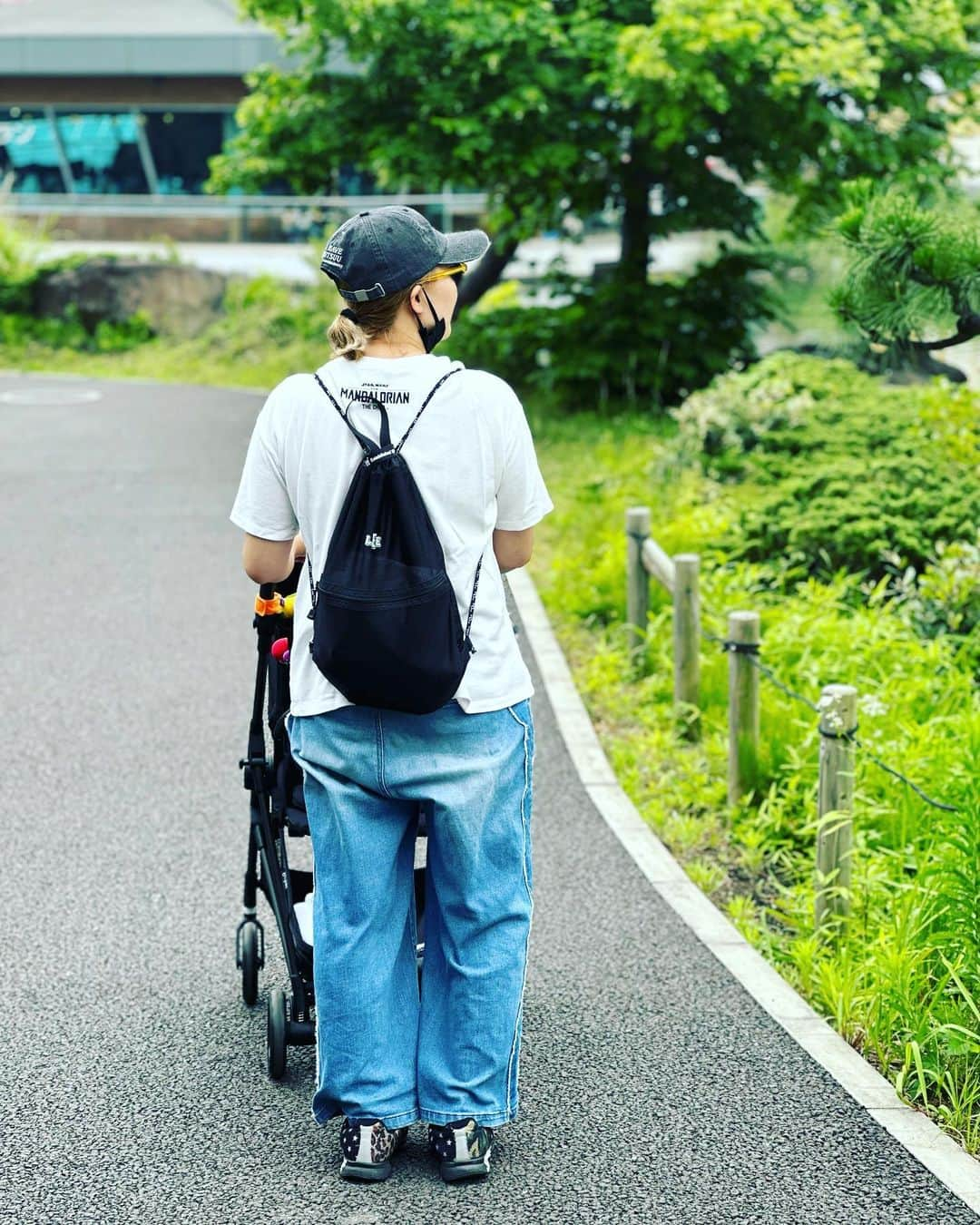 丸山桂里奈さんのインスタグラム写真 - (丸山桂里奈Instagram)「今日は雨上がりだからか、とても公園は涼しくて緑が多い公園の中は風が気持ちかったー 私が小学生から通っていた，品川区民公園👍私は実家から走りながらトレーニングしにいくのがほとんどでトレーニング以外に来たことはなかったから、すごく新鮮でした👋 しんどいとかきついとか辛い気持ちがある場所だったけど、久しぶりにこうして穏やかな時間を過ごすことができてまた思い出が変わりました☺️家族としての思い出ができるなんて夢にも思ってなかったから、よかったです🫣まさかの足裏も様子が違うぞ，おかしくないかと私に話しかけてくるようなパターンでした👣 週末はやはり人は多いですが，なんせ公園が大きいのであんまりゴミゴミしてないし、ゆっくり過ごせました。こんどは水族館に行きたいなと思います🫣🎉㊗️ 娘はメッシュの洋服だったのですが、汗をかいていました。ユニクロのメッシュの洋服がかなり重宝しています👚もうすこし買いに行こうかな？❤️ そして、ベビーカーはずっと本並さんが押したり、泣きそうになると本並さんが抱っこしてあやしたりとやっぱりパパが大好きな様子です👶 ママはやはりおっぱいがあるからか、抱っこしたらすぐぐずります。 また、ぐずるのもかわいいけどね❤️そんなこんなで、家族で時間がとれるときは最近は特に公園に行くことが多いです。 駒沢公園や、代々木公園は自宅からは近いのでまた自宅に戻ったら行きたいなぁと。実家にいるときは実家の近くの公園をコンプリートしたいなと思います👍 娘は帰宅してから大爆睡ですが、疲れたから寝かしてあげたいなと思います。夜寝れないかもだけど，眠れるときに寝かせてあげたいなと😂 さっき、沐浴も済ませて，ミルクもあげたのでね😍😍😍 昨日は黄昏泣きで夜は目が硬かったのでなかなか大変でしたが、成長してるてことですねっ🫣❣️  #家族じかん #品川区民公園 #駐車券なくしたらおじちゃんが優しすぎた #駐車券を必ず無くします #なんでだろう #次は水族館に行こう #本並さんは子煩悩 #頭が横になります #ありがとう #娘も楽しそうでした #いい意味で #インスタバエ」6月10日 16時37分 - karinamaruyama