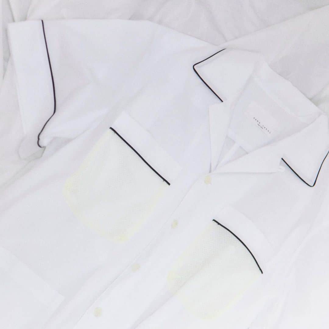 サワ タカイのインスタグラム：「sawa takai Spring Summer 2023 Bowling Shirt Dress in White Cotton Shirting x White Sports Mesh  程よくオーバーサイズなAシルエットにスポーティーにメッシュを合わせたボーリングシャツワンピース。素材は薄手のコットン100％で、軽快な着心地に。パッチポケットがついているので、フロントボタンを開けてガウン風に着るのもおすすめです。  Available at @restyle_isetan_shinjuku  @zozovilla_official  @sawatakai_official   #sawatakai #springsummer2023 #ss23 #ss2023」