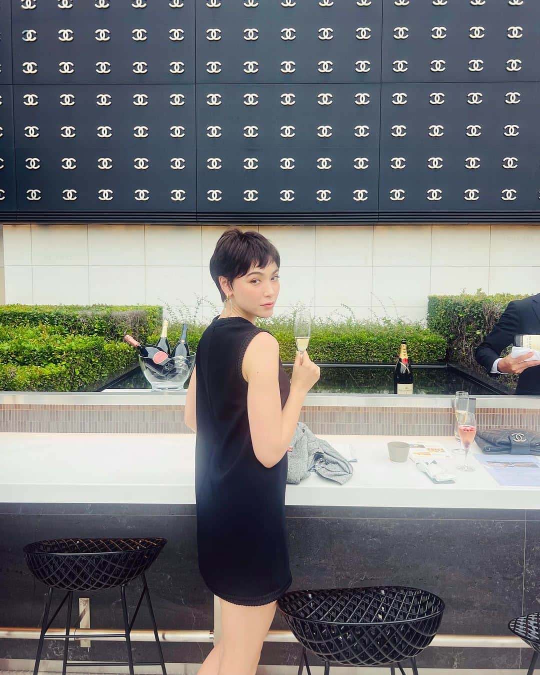 ダンシーシャノン美沙のインスタグラム：「. この夏銀座シャネルの屋上にできる シャネルのバーのイベントに お邪魔しました☺️🩷  日本に海外みたいな 開放感のある素敵なバーが あるってすっごく嬉しい✨☺️  素敵な時間が過ごせました😌  Thank you ❤️  @chanelofficial  #chanel #chanelclassic」