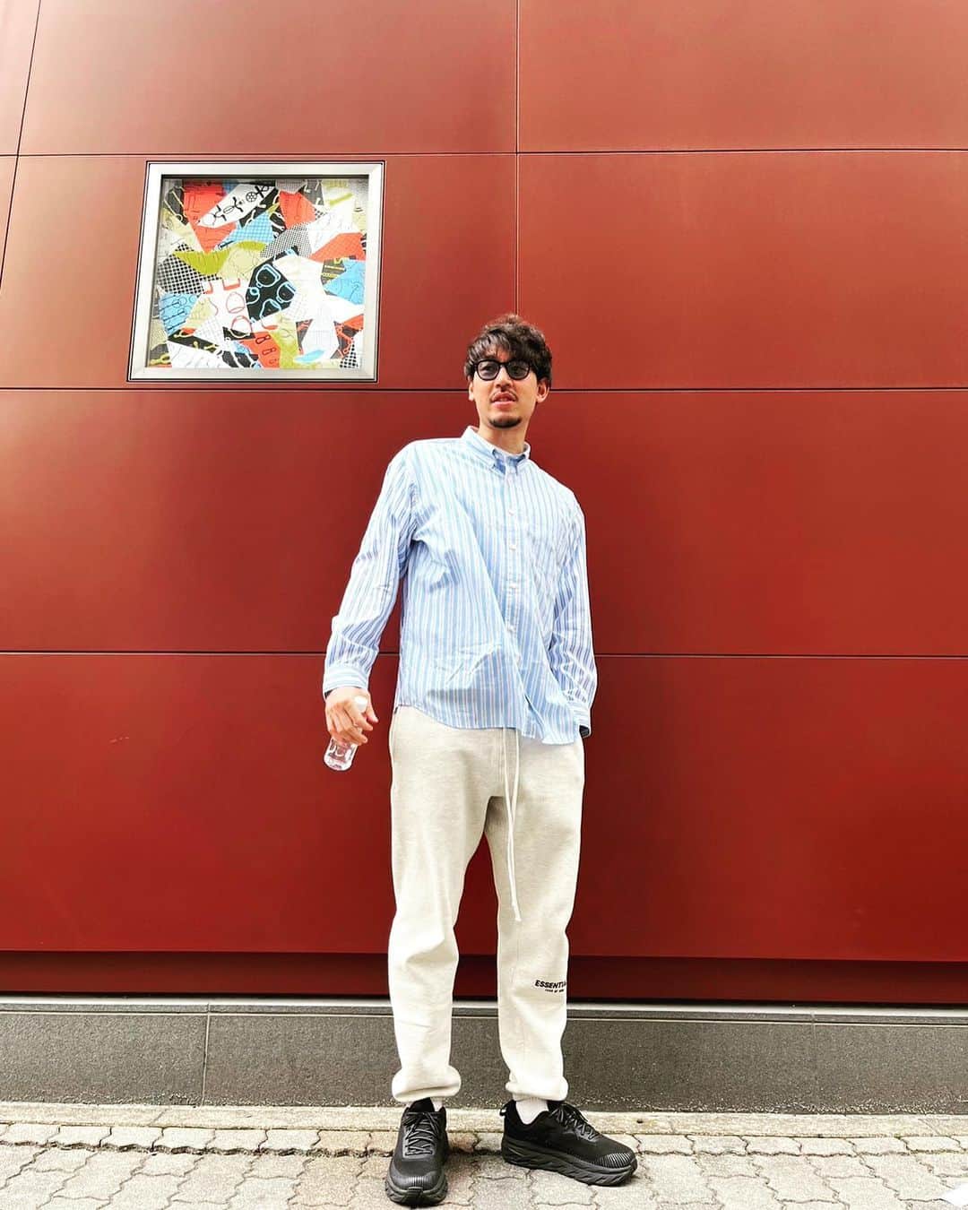 長谷川惠一のインスタグラム：「ちょい前の私服🤵🏻‍♂️  tops : @uniqlo_jp  pants : @essentials  shoes : @hoka   爽やかコーデの時もあるよ🩵🤍  もうすぐ得意な半袖短パンの季節や🔥」