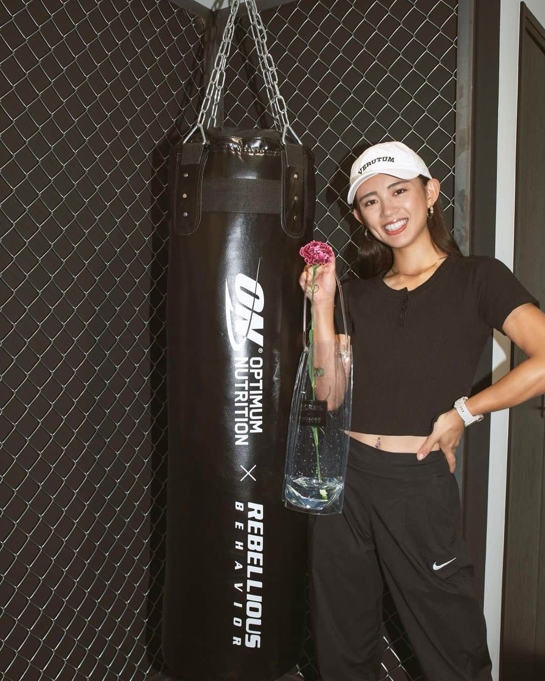 坪井ミサトのインスタグラム：「@optimumnutrition_jp の 日本初のコンセプトストアへ行ってきました💪🏽🔥  GOLD STANDARDは味が好みで 普段から愛用しています💕 (個人的にはチョコ味が好み🍫)  そんなプロテインを使った プロテインコーヒーとクッキーを いただきました☕️🍪  カフェモカみたいに程よい甘さで美味しいのに、 たんぱく質が摂れるって最高すぎ🥹💕  コンセプトカフェは6/17〜6/25  中目黒のSwell Coffee Roastersに期間限定Open✨ ぜひ、プロテインコーヒー"PROFEE LATTE"と プロテインクッキー"PROOKIE" 食べてみてね😽  そして、今回私が行ったコンセプトストアは 6/18(日)まで原宿で期間限定開催です✨  店頭で1回分のプロテインを プレゼントしてもらえるだとか😏！？ プロテインに迷ってる方、 美味しいからぜひ試してほしい💕  さらに、Instagramフォローした人には REBELLIOUS BEHAVIORとコラボの お花が貰えるんだって🌻  バックはそのまま花瓶代わりになるよ😳すご！！  店頭で、商品をオンライン購入した人には REBELLIOUS BEHAVIORとコラボした オリジナルタオルが貰えるらしい🥹  豪華なコンセプトストアに行ってみてね🥰  たんぱく質をしっかり摂って #昨日の自分を超えよう   #オプティマムプロテイン #プロテイン #protein #たんぱく質 #体づくり #fitness #training #sport #goldstandard #pr」