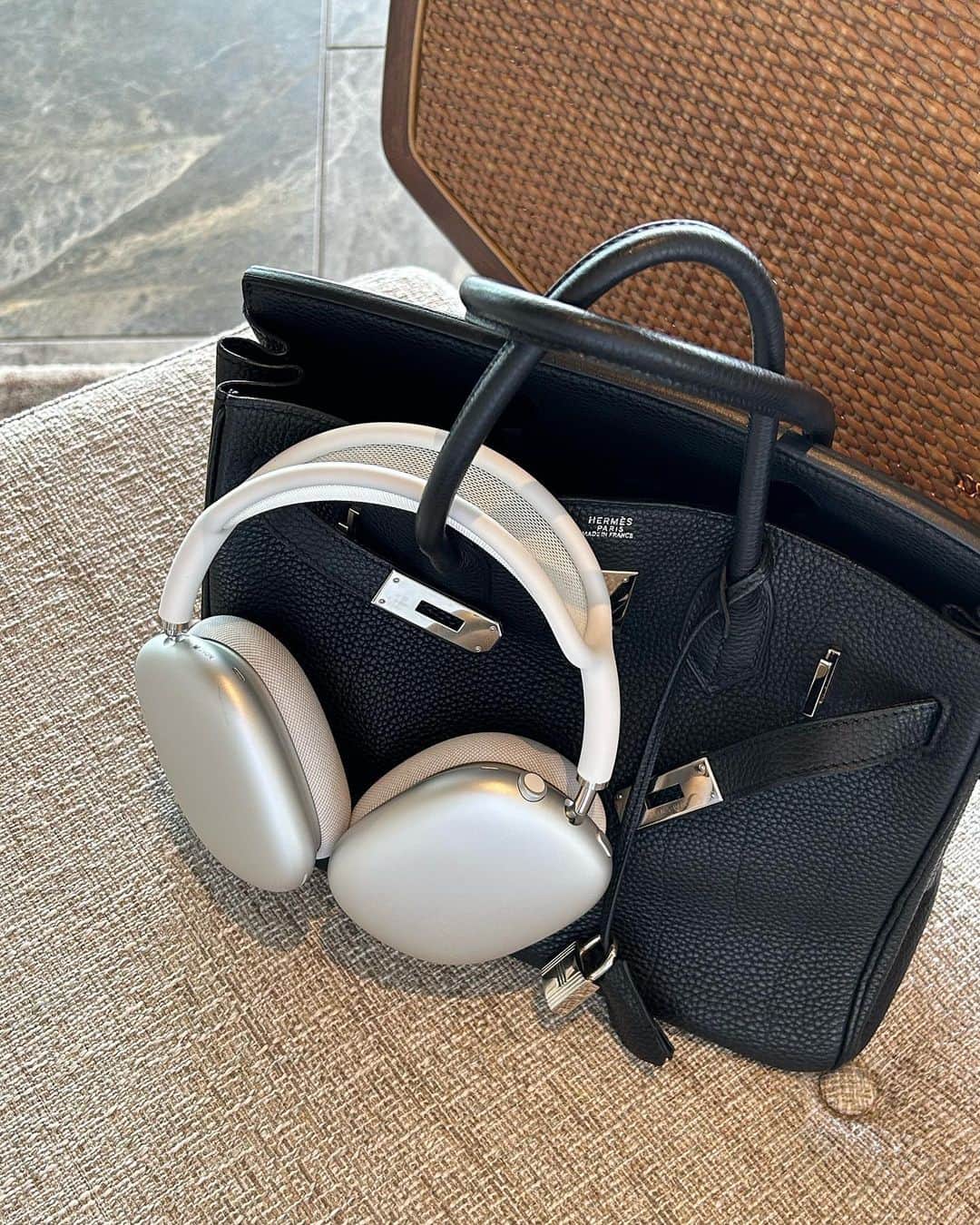 のインスタグラム：「Hermes B30 with PHW in Black Togo🎧 #birkin30 #blacktogo  📷 @nokobear」