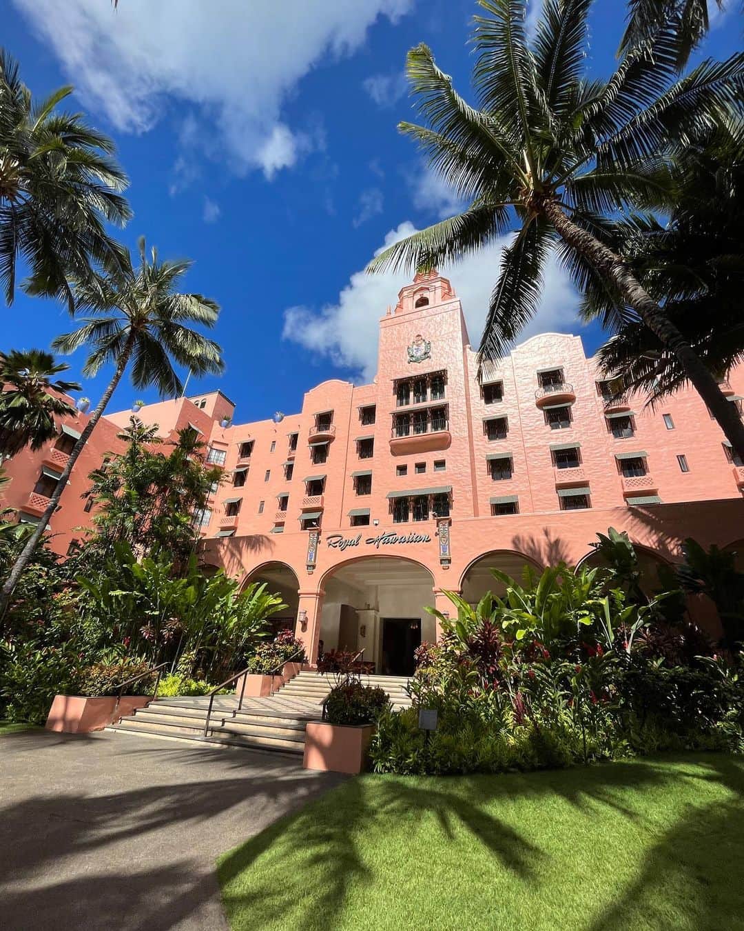 のインスタグラム：「MNL→HNL 10時間のフライトを経てHawaii🩷🌺🏝️✈️🫰  去年はほぼほぼ寝てたおすずちゃんですが、今年はたくさん泳いだり、お花拾ったり、お話したりできて楽しいね〜👧🏽🫶  #1歳女の子#1歳6ヶ月#ママライフ#女の子ママ#子育て#育児記録#ハワイ#ハワイ旅行#子連れハワイ#子連れ海外#ロイヤルハワイアン#海外子育て#海外で子育て#18months」