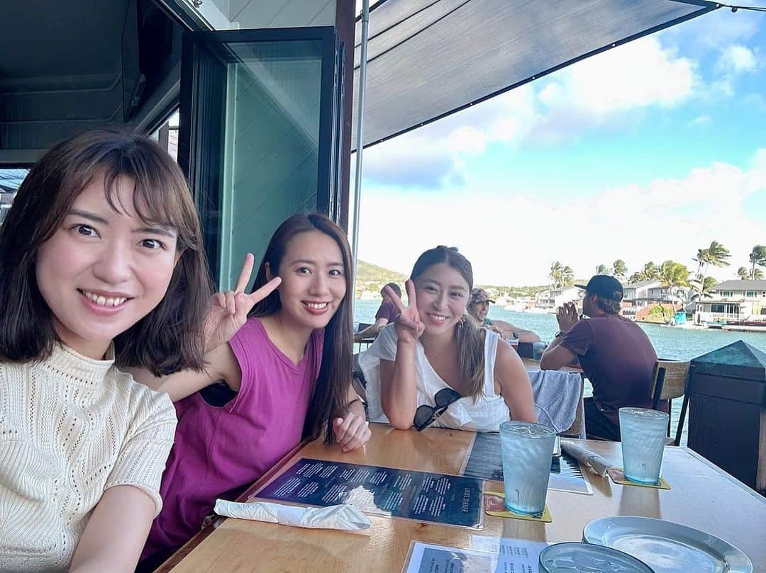 守永真彩のインスタグラム：「. . 現地でお友達も出来ました🫶  カリフォルニア生まれオーストラリア育ち、今はハワイでお仕事してるキャロちゃん🤍  こんなにワールドワイドな人生もあるんだなぁと羨ましかったし、全ての話が新鮮でした😳✨✨ 私も生まれ変わったらそんな生活してみたい！！ 初めましてだったけど意気投合して、めちゃ楽しかった🤣笑  二度目ましてのありさちゃんも、優しくて気が利くとても素敵な女性でした🫶 日本でも一緒に遊びたいなぁ🤭  女子会、楽しくてあっという間に夜になってました🌙笑  #夏休み　#旅行　#ハワイ　#現地で友達が出来ました」