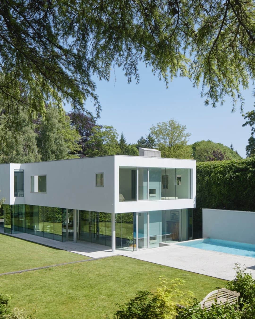 The Modern Houseさんのインスタグラム写真 - (The Modern HouseInstagram)「#forsale Keep Cool: an award-winning home in Esher, Surrey, designed in the International Style and featuring a private swimming pool.  Head to the link in our bio for the sales particulars.  Albany Close, Esher, Surrey.」6月10日 16時45分 - themodernhouse
