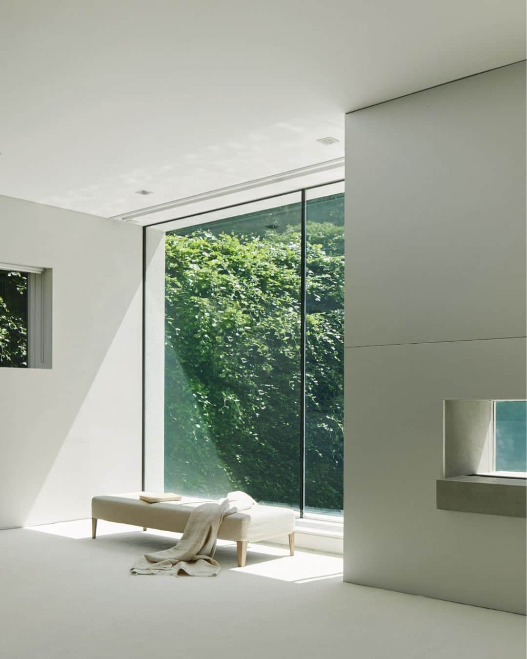 The Modern Houseさんのインスタグラム写真 - (The Modern HouseInstagram)「#forsale Keep Cool: an award-winning home in Esher, Surrey, designed in the International Style and featuring a private swimming pool.  Head to the link in our bio for the sales particulars.  Albany Close, Esher, Surrey.」6月10日 16時45分 - themodernhouse