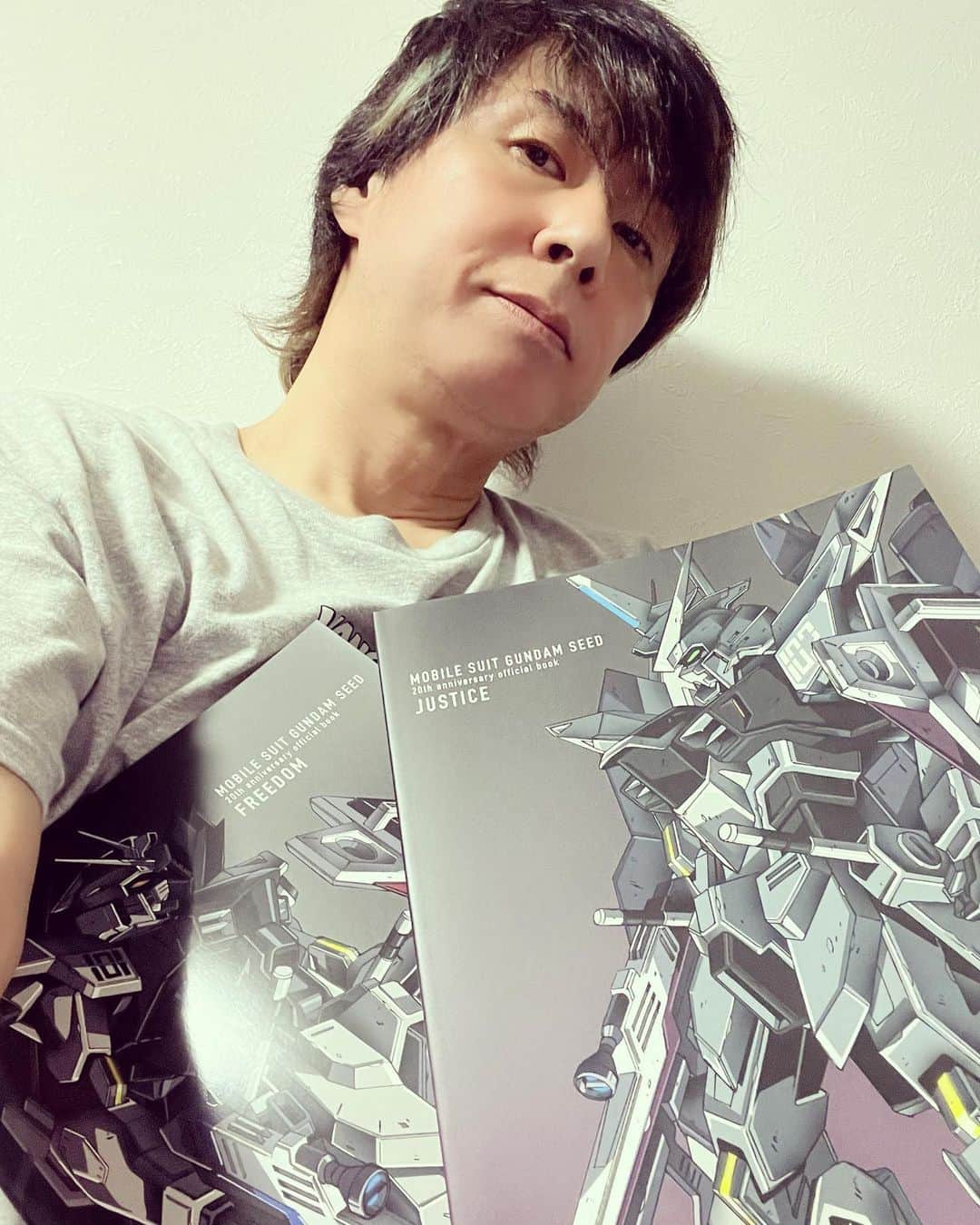 遠藤一馬のインスタグラム：「ガンダムSEEDが20周年と言う事で、メッセージを書かせていただきました。 豪華2冊組みのofficial bookを送っていただきありがとうございました。  このofficial bookにそのメッセージが掲載されてまーす。  そういやガンダムSEEDのパチンコ台CMもつい最近見たなぁ〜 打ちに行くか？🎰  #g_seed #フィーバー機動戦士ガンダムSEED」
