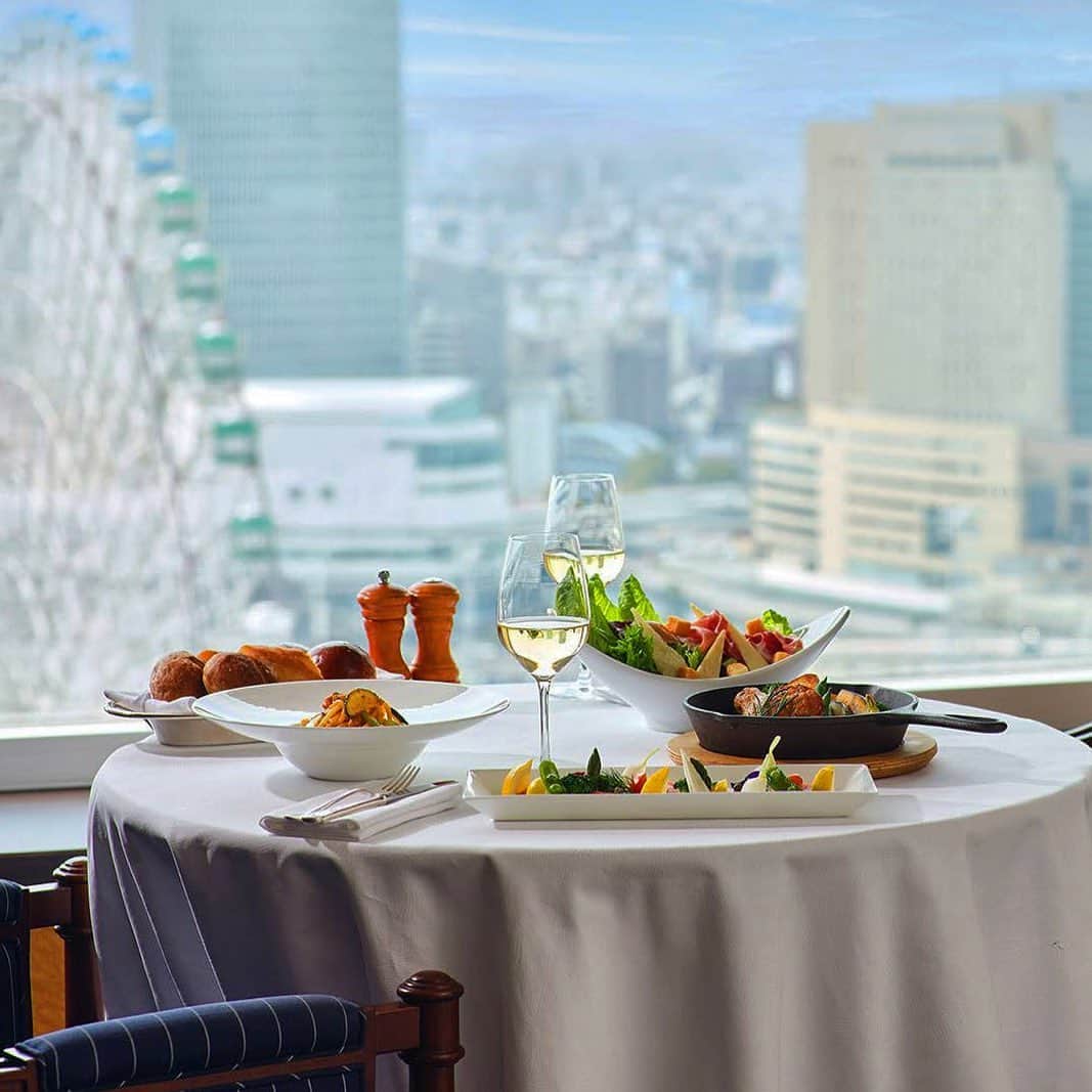 のインスタグラム：「. プライベートな空間でお食事を堪能いただけるルームサービス🍴 お部屋でリラックスしながらゆっくり夕食をご堪能いただけるのはルームサービスならでは。気楽な服装で周囲に気遣うことなく過ごしていただけることでしょう。みなとみらいの景色を眺めながら、おこもりステイを満喫ください✨  #ヨコハマグランドインターコンチネンタルホテル #ルームサービス #インルームダイニング #ホテルディナー #お部屋で食事 #ホテルステイ #おこもりステイ #みなとみらい夜景 #横浜ホテル #みなとみらいホテル #intercontinentalyokohamagrand #roomservice #yokohama #roomdinner」