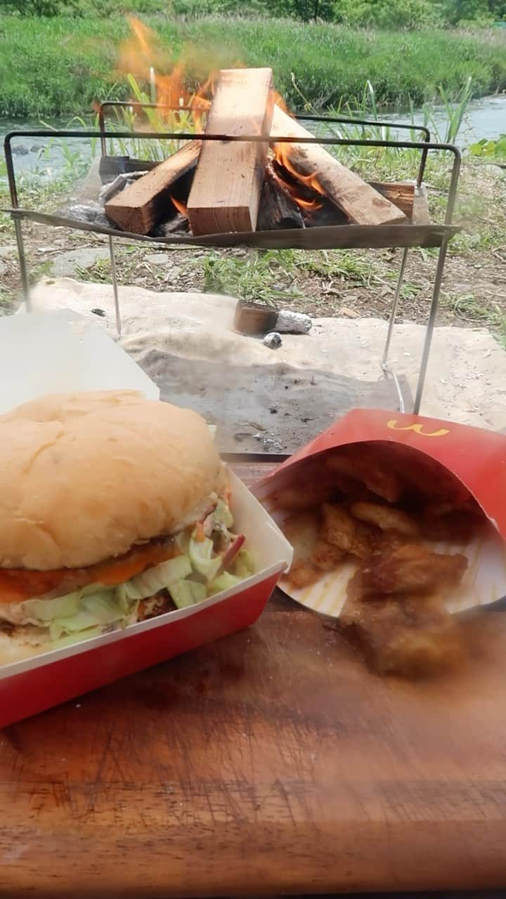 森公平のインスタグラム：「キャンプでビッグマックを再現する男【キャンプ飯】  #camp #camping #キャンプ #キャンプ飯 #ソロキャンプ #焚き火 #outdoors #outdoorcooking #cooking #料理 #ハンバーガー #マクドナルド #ビッグマック #ビックマック #mcdonalds #bigmac」