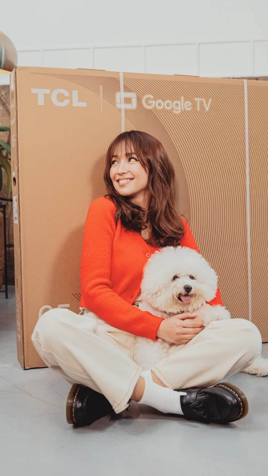 Kathryn Bernardoのインスタグラム：「POV: You’re getting ready for another movie night! 🍿   Get those popcorns ready and watch your favorite films & TV shows like never before on the TCL C645 Color Master! The Dolby Vision Atmos, HDR10+ resolution, Picture Quality, and QLED technology make the viewing experience feel extra immersive. 😍   #TCLC645ColorMaster #TCLCSeries #CTheBrilliance  #TCLQLEDTV」