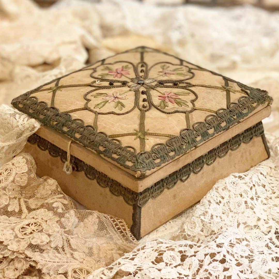 のインスタグラム：「何を入れましょうか。 秘密のお箱に…  #リボン刺繡 #メタルブレード #メタルビーズ #カットスチール #カルトナージュ #アンティーク箱 #アンティーク #恵比寿アンティークショップ」