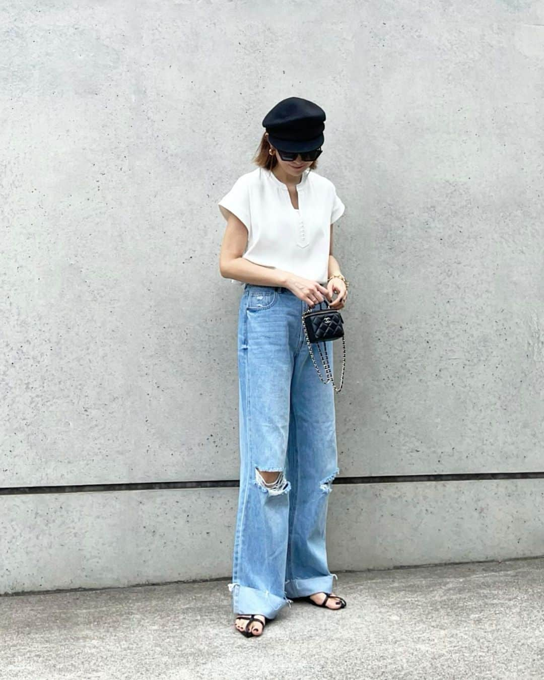 puu326さんのインスタグラム写真 - (puu326Instagram)「𝙳𝙴𝙽𝙸𝙼 𝚜𝚝𝚢𝚕𝚎👖  お気に入りデニムに キレイめトップス♡  フロントのパール釦がポイント🦪✨ インしてもシワになりにくい生地が良いよー◎  接触冷感素材で梅雨時期にも オススメ👍🏻  tops… @styledoor_official#styledoor#emmataylor  denim… @reedit_official #reedit  cardigan… @uniqlo_jp  belt… @celine  bag… @chanelofficial   #デニムコーデ #キレイめカジュアル #ロールアップデニム #ユニクロコーデ #ユニクロ購入品 #エマテイラー#セリーヌ#高身長コーデ#カジュアルファッション #denimstyle #uniqlostyle #celine#CHANEL#海外ファッション#夏服コーデ」6月10日 16時59分 - puu326