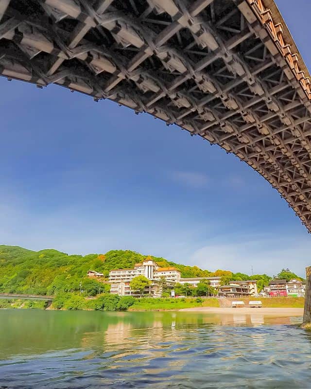 旅行メディア・じゃらん〈公式〉さんのインスタグラム写真 - (旅行メディア・じゃらん〈公式〉Instagram)「#錦帯橋 山口県岩国市にある、国の名勝として指定された木造橋です。 全長約200mで、日本三名橋の一つ。 . . ━━━━━━━━━━━━━━━ 📍 山口県「錦帯橋」 📷 @meronpan1551 📅 2023.5.26 ━━━━━━━━━━━━━━━ . . 素敵な写真ありがとうございました┈✈︎ . . ☑ あらかじめ最新情報をご確認の上、お出かけください。 ☑ #jalan_travel をつけて、ぜひ今までの旅行先の思い出写真を投稿してください。このアカウントでご紹介させていただきます。(じゃらんニュースでも紹介される可能性があります） . . . . . . #いつか行きたい #じゃらん #観光 #観光地 #観光スポット #旅行 #旅行好きな人と繋がりたい #旅行好き #japantravelphoto #japantrip #japantravel #国内旅行 #絶景 #絶景スポット #誰かに見せたい景色 #誰かに見せたい風景 #山口 #山口観光 #山口旅行 #yamaguchi #岩国 #橋」6月10日 17時00分 - jalan_net