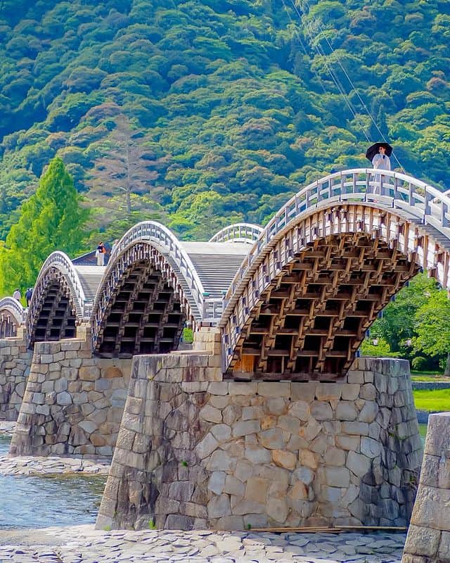 旅行メディア・じゃらん〈公式〉さんのインスタグラム写真 - (旅行メディア・じゃらん〈公式〉Instagram)「#錦帯橋 山口県岩国市にある、国の名勝として指定された木造橋です。 全長約200mで、日本三名橋の一つ。 . . ━━━━━━━━━━━━━━━ 📍 山口県「錦帯橋」 📷 @meronpan1551 📅 2023.5.26 ━━━━━━━━━━━━━━━ . . 素敵な写真ありがとうございました┈✈︎ . . ☑ あらかじめ最新情報をご確認の上、お出かけください。 ☑ #jalan_travel をつけて、ぜひ今までの旅行先の思い出写真を投稿してください。このアカウントでご紹介させていただきます。(じゃらんニュースでも紹介される可能性があります） . . . . . . #いつか行きたい #じゃらん #観光 #観光地 #観光スポット #旅行 #旅行好きな人と繋がりたい #旅行好き #japantravelphoto #japantrip #japantravel #国内旅行 #絶景 #絶景スポット #誰かに見せたい景色 #誰かに見せたい風景 #山口 #山口観光 #山口旅行 #yamaguchi #岩国 #橋」6月10日 17時00分 - jalan_net