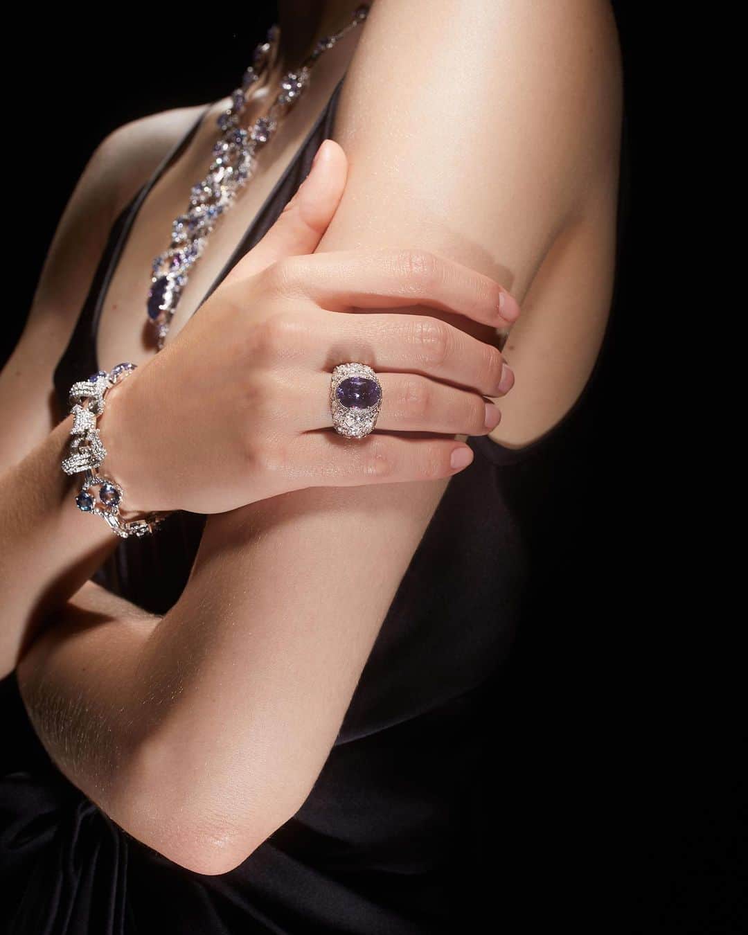 グッチのインスタグラム：「Gucci Allegoria, the new High Jewelry collection, embodies the House’s unique artistry and heritage craftsmanship.   Discover more at link in bio.   #GucciHighJewelry」