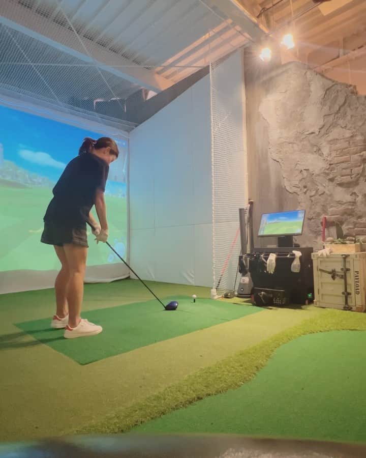黒澤まさ美のインスタグラム：「⁡ ⁡#シュミレーションゴルフバー #ジープラス @gplus.nagahara さんででコソ練🏌️‍♀️ おもしろいパターマシンがあったりとっても楽しかったです😆 少しずつゴルフ復活しています。。👀 ⁡ #シュミレーションゴルフ   PR @gplus.nagahara #golf #golfswing  #長原カフェ #長原バー #東京ゴルフ練習場 #東京ゴルフ  #ゴルフ #ゴルフ女子」
