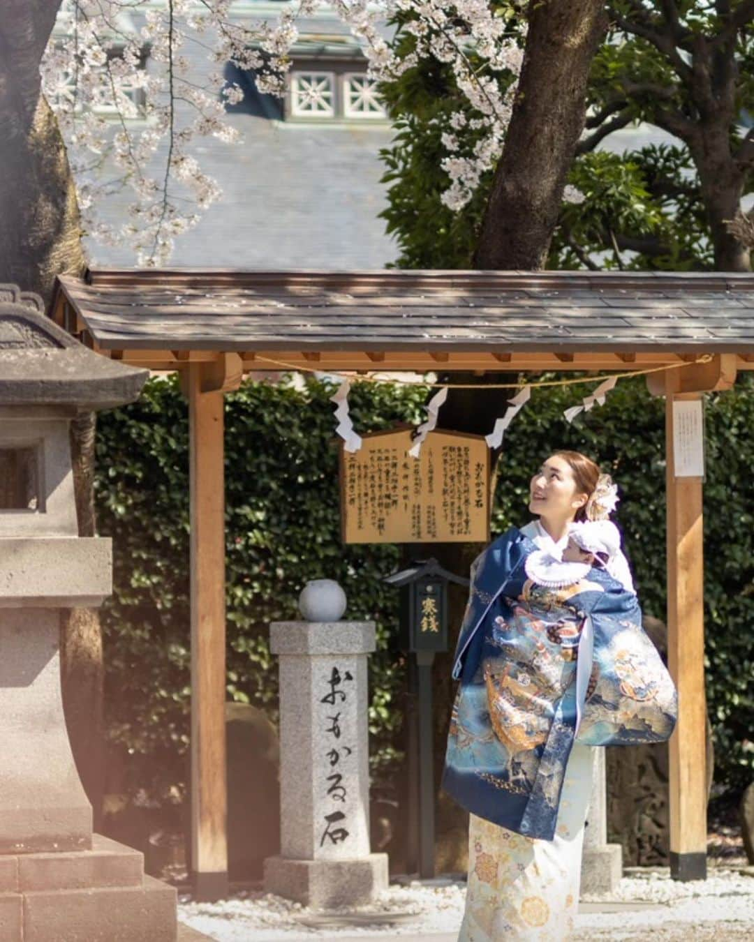 二瓶藍菜さんのインスタグラム写真 - (二瓶藍菜Instagram)「長男お宮参り⛩️🌸🤱👘  少し前ですが桜満開の日に 撮影しました📷✨✨  着物レンタルは毎回お世話になっている@bridal_house_sasaki   水色の訪問着と長男のかけ着は青をチョイス🩵💙主人は息子と一緒の色を合わせ青のスーツで…👨🏻🕶️  👘お着物のモデルさせて頂いているブライダルハウスささき様ではお着物やドレス借りる際は🈹AINA割が使えますので是非ご利用下さい✨ @bridal_house_sasaki   #お宮参り　#お宮参り撮影 #お宮参り着物  #お宮参りロケーション撮影 #訪問着　#訪問着レンタル #訪問着着付け  #ブライダルハウスささき」6月10日 17時04分 - aina.17