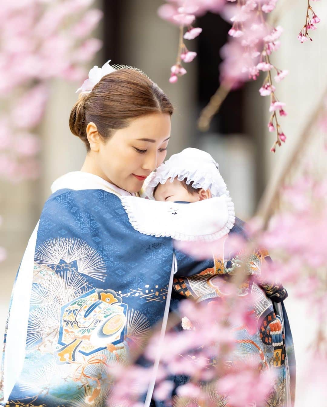 二瓶藍菜のインスタグラム：「長男お宮参り⛩️🌸🤱👘  少し前ですが桜満開の日に 撮影しました📷✨✨  着物レンタルは毎回お世話になっている@bridal_house_sasaki   水色の訪問着と長男のかけ着は青をチョイス🩵💙主人は息子と一緒の色を合わせ青のスーツで…👨🏻🕶️  👘お着物のモデルさせて頂いているブライダルハウスささき様ではお着物やドレス借りる際は🈹AINA割が使えますので是非ご利用下さい✨ @bridal_house_sasaki   #お宮参り　#お宮参り撮影 #お宮参り着物  #お宮参りロケーション撮影 #訪問着　#訪問着レンタル #訪問着着付け  #ブライダルハウスささき」