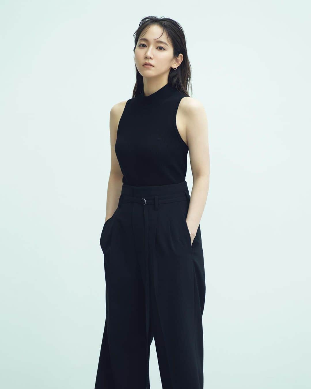 長山一樹のインスタグラム：「最新号InRedの表紙と中ページにて、吉岡里帆さんを被写体に「夏の黒」撮影しています。  可愛いけど媚びない。そんなニュアンス。  @inrededitor  Model @riho_yoshioka  Stylist @nimu_1021  Hairmake @rei_fukuoka  Photographer @kazuki_nagayama   #吉岡里帆  #inred  #写真  #hasselblad  #ハッセルブラッド  #kazukinagayama  #長山一樹」