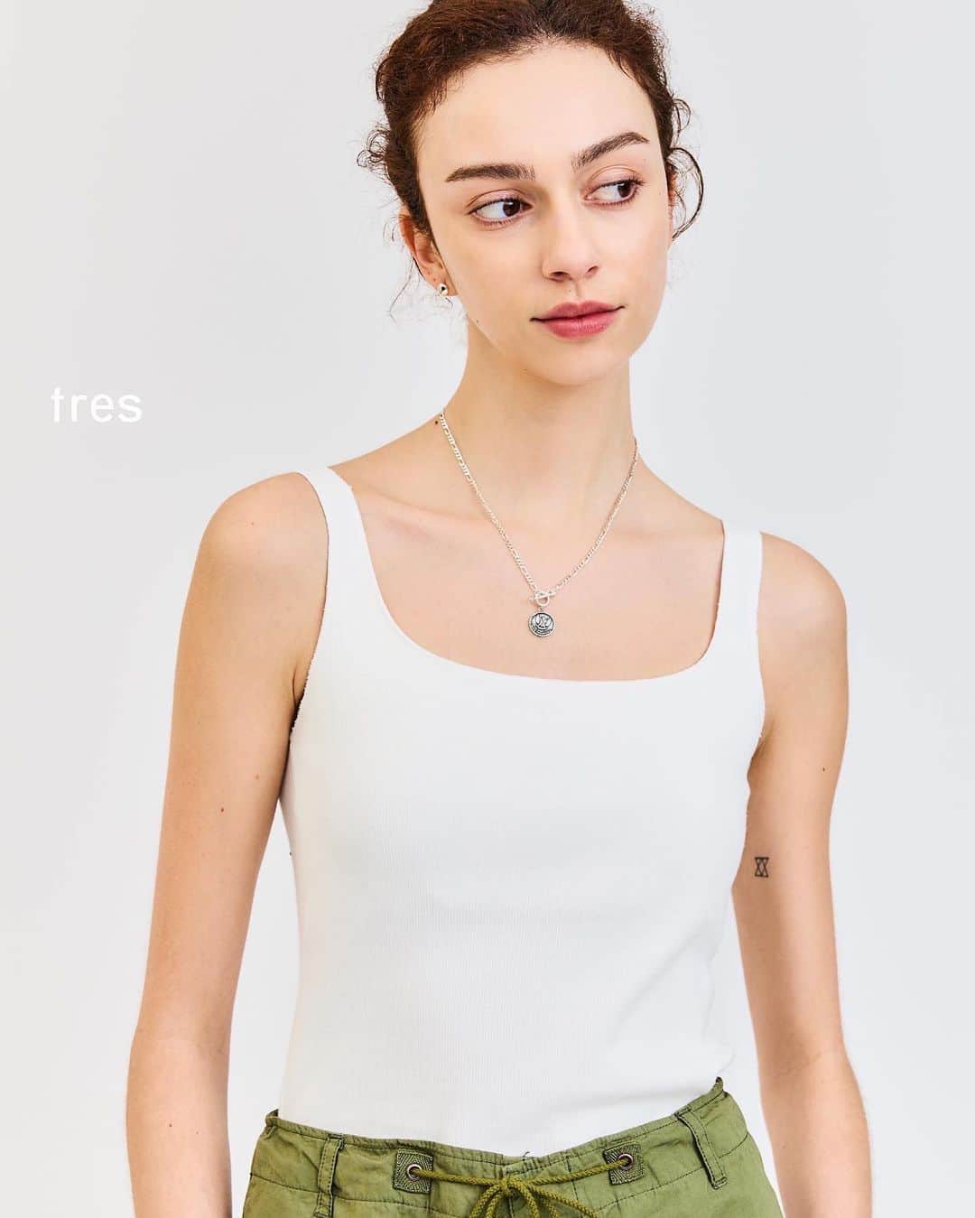 のインスタグラム：「⁡ ⁡ 𝗡𝗘𝗪 𝗔𝗥𝗥𝗜𝗩𝗔𝗟 𝗧𝗿𝗲𝘀 𝘕𝘖𝘞 𝘈𝘝𝘈𝘐𝘓𝘈𝘉𝘓𝘌  ⁡ tresに別注したパックタンク は、カップ付きなので蒸し暑い夏にもこれ一枚でOK! シンゾーン別注のブラックとホワイトのセットか、ブラック2枚のセットです。快適なインナーは、何枚あっても助かるからセットが嬉しい。コットンリブ素材で、ブラカップは取り外し可能。デコルテからバックスタイルのカッティングにこだわったタンクは、インナー使いだけでなく、一枚でシンゾーンのボトムにもかっこいいです。プレゼントにもオススメだから、特別なラッピングも用意しています。バンダナがシンゾーンらしいでしょ！ ⁡ ⁡ ⁡ #shinzone  #シンゾーン #tres #newarrivals #denim #jeans」