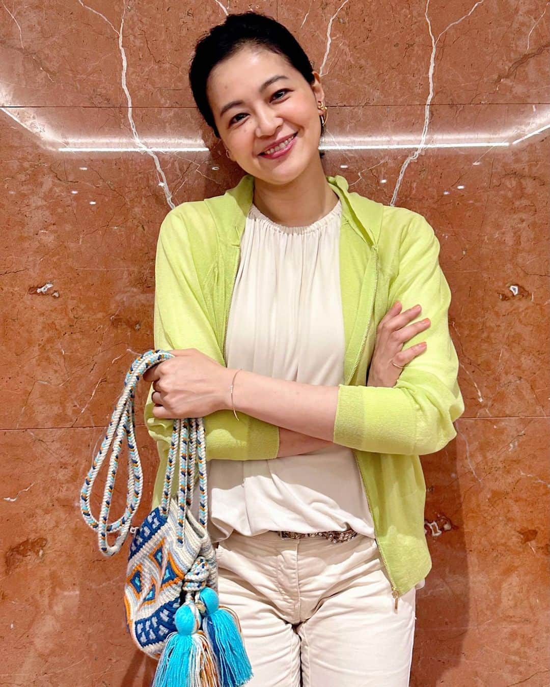 黒谷友香のインスタグラム：「皆さん、こんばんは〜🤗 今日6/10(土) 18:30~19:54O.A  TX土曜スペシャル 「はらぺこぱ ローカルグルメはしご旅」があるよ😊 観てね😁  https://www.tv-tokyo.co.jp/sat/  #ralphlauren#poloralphlauren#乗馬#馬#東京#tokyo#sdgs#ログハウス#着物#ハーブ#地球温暖化#ガーデニング#LOVOT #ラボット#mediaid#diy#日本#日産 #nissan#EV#日産ariya#ai#大鵬薬品工業#バップフォーレディ#エビス#プレミアムケアハブラシ#いち瑠#黒谷友香」