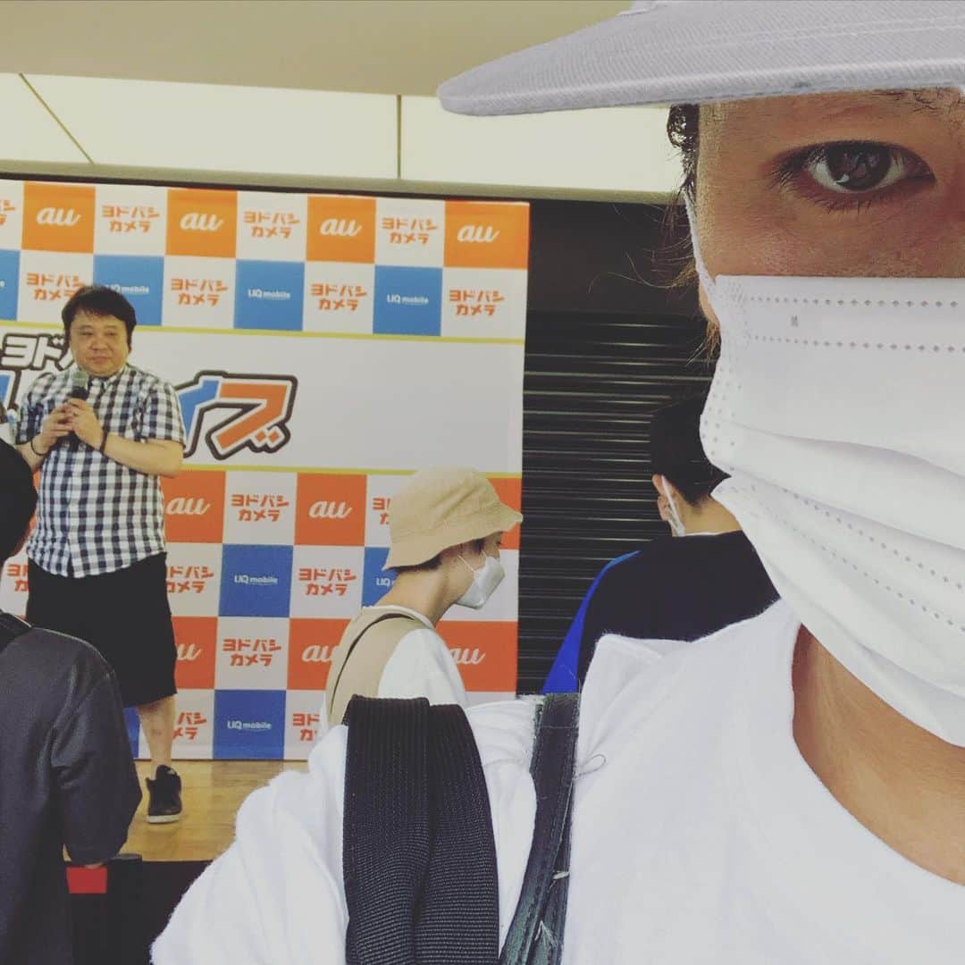 狩野英孝のインスタグラム：「仙台に来たら、駅前で我が家の杉山さんが来てました。とても大きな声が出てました。。 #何しにきたんだ感の目つき #寝不足なだけ #ようこそ宮城へ！」