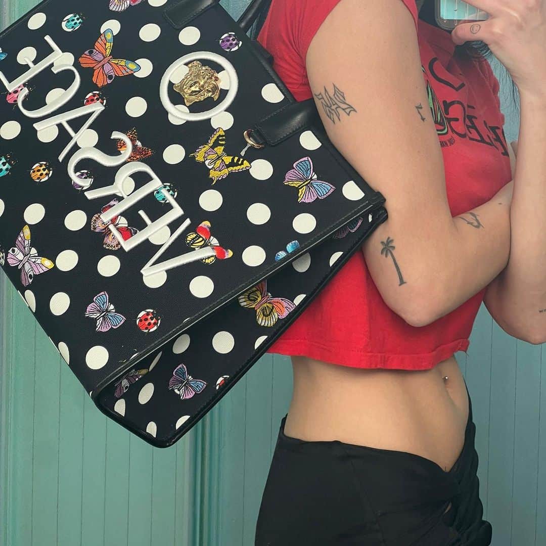 デュア・リパさんのインスタグラム写真 - (デュア・リパInstagram)「just showing off my new studio bag 😇🦋 and what imo is the perfect summer pant @versace #lavacanza」6月10日 17時16分 - dualipa