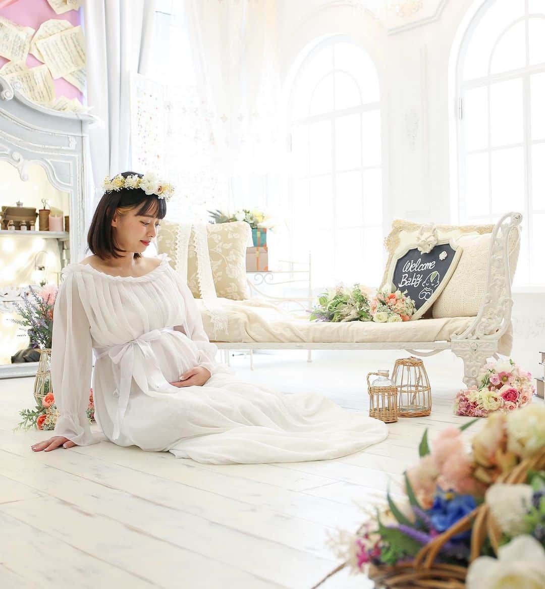のインスタグラム：「🧸 素敵な写真を撮っていただきました。  外出もせず毎日だらだらしているので🐖 インスタにアップするものもなく、久々の投稿に😂  そんなだらだらしている私を見兼ねて 夫がマタニティフォトの予約をしてくれていました。 究極のめんどくさがりなので 出掛けるの億劫だなあと思っていたのですが← 今しかない貴重なときを写真に残せて本当に良かったです。  #マタニティフォト」