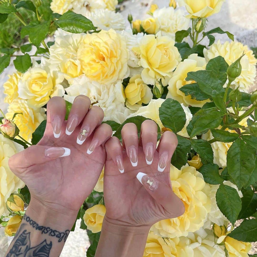 AMIのインスタグラム：「𝒲𝒽𝒾𝓉𝑒 𝐹𝓇𝑒𝓃𝒸𝒽🌼*･ . 薔薇と可愛いﾈｲﾙ💅🏻🪞◌𓈒 . . . . #frenchnails #nail #frenchnail #celinenails #celinenail #nailart  #rose #rosephotography #cute #yellow #tattoo #tattoos  #onepointtattoo #squarenails」